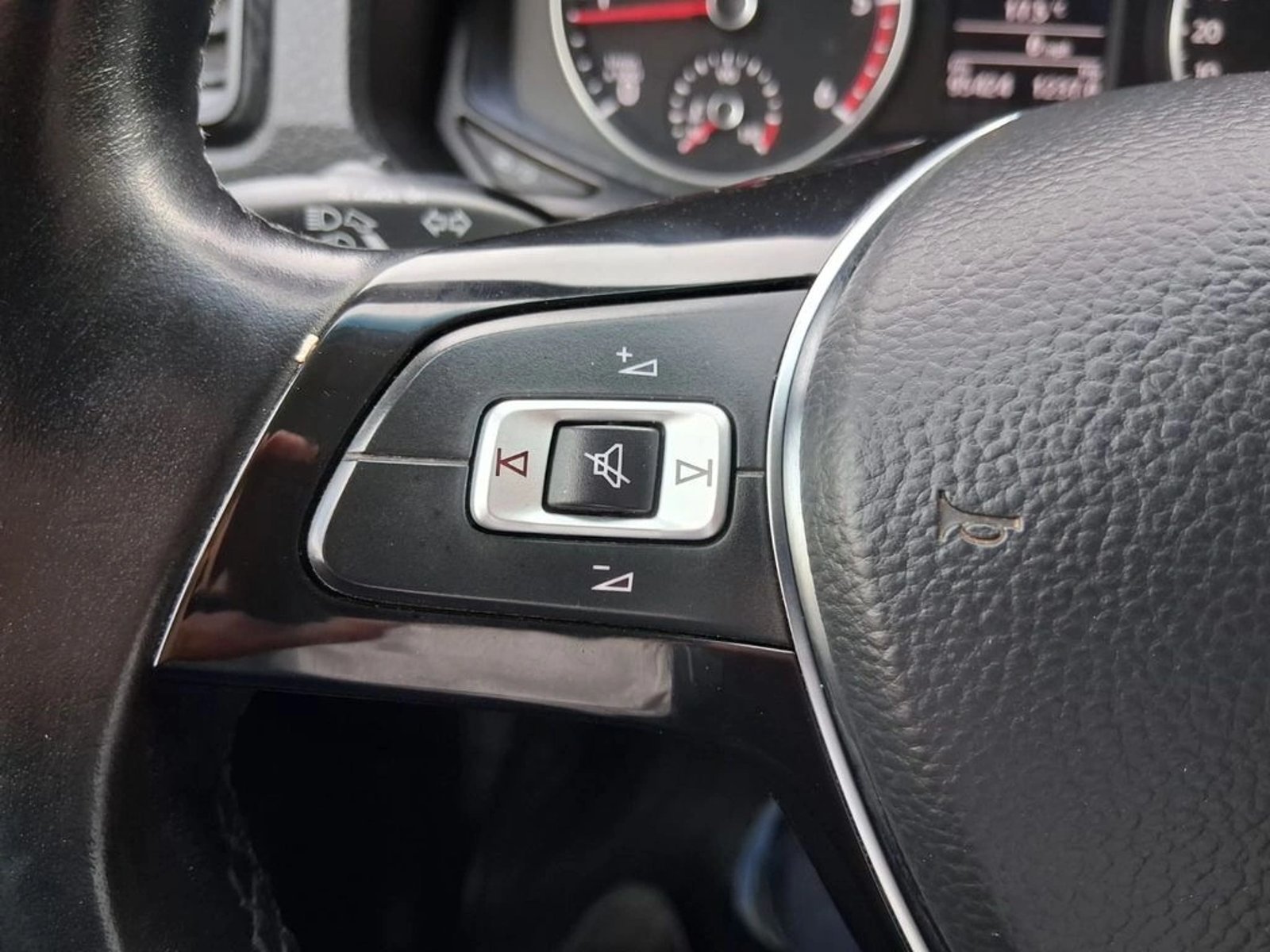 VOLKSWAGEN AMAROK 2.0 TRENDLINE MT 4X4 DIESEL 2022 - Imagen 11 de 20