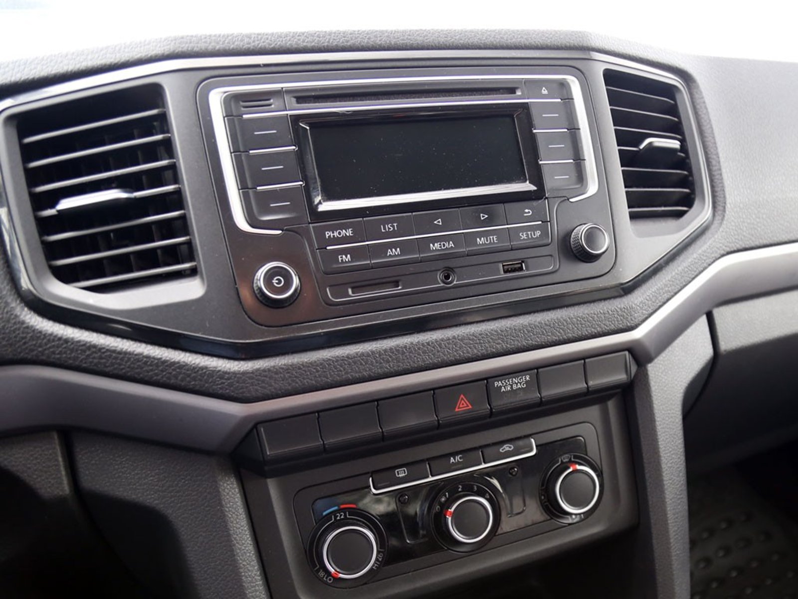 VOLKSWAGEN AMAROK 2.0 TREDLINE 4X4 MT 2023 - Imagen 17 de 20