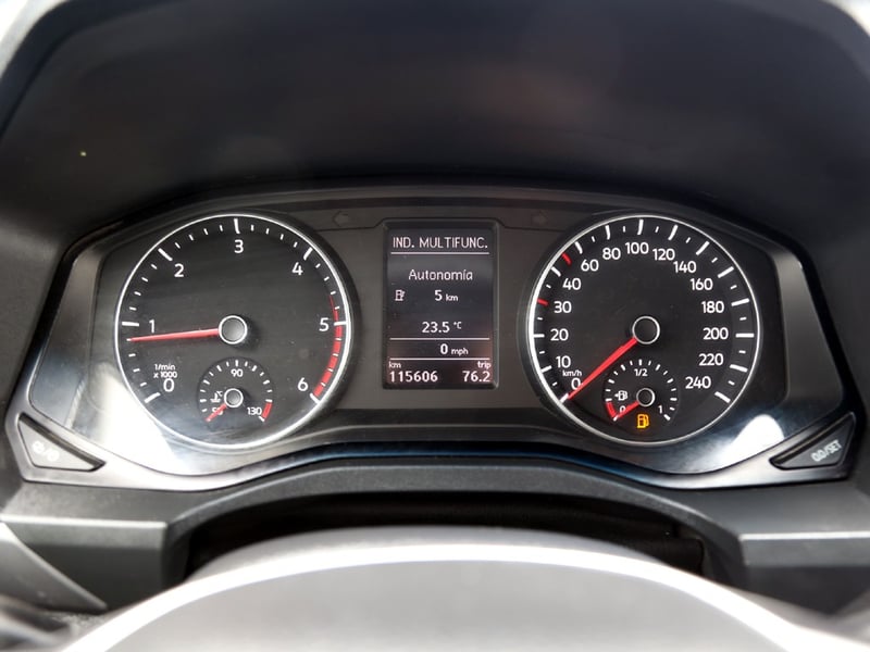 Volkswagen AMAROK 2.0 4X2 TRENDLINE MT 2023 - Imagen 19 de 20