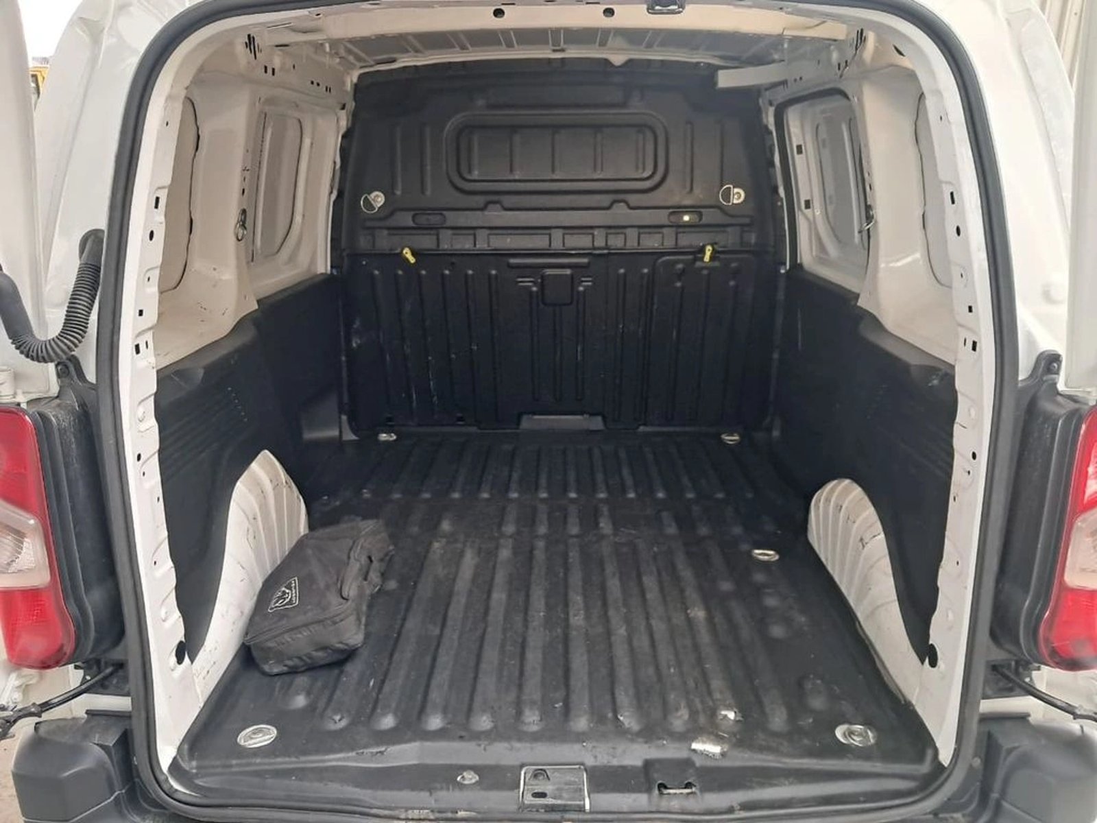 Peugeot PARTNER L1 1.5  HDI 4X2 MT 2023 - Imagen 11 de 19