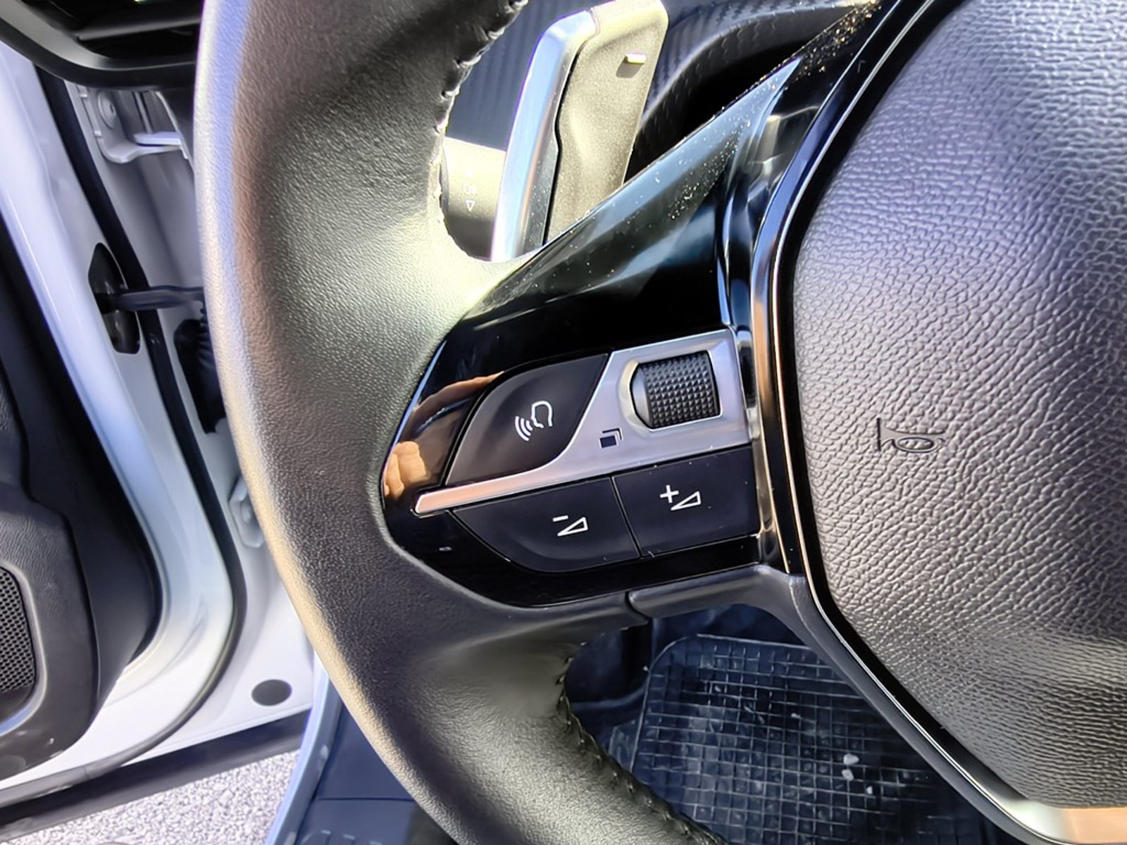PEUGEOT 2008 1.5 Diesel 4x2 T/A Allure 2025 - Imagen 12 de 20