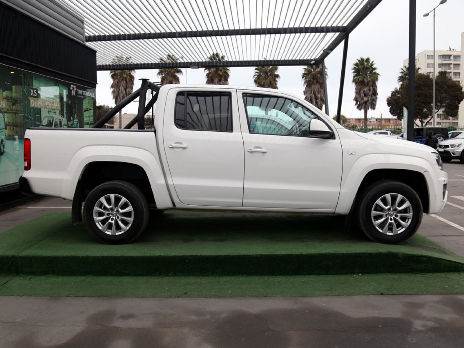 Volkswagen AMAROK TRENDLINE 2.0 DIESEL 4X2 T/M 2023 - Imagen 4 de 20