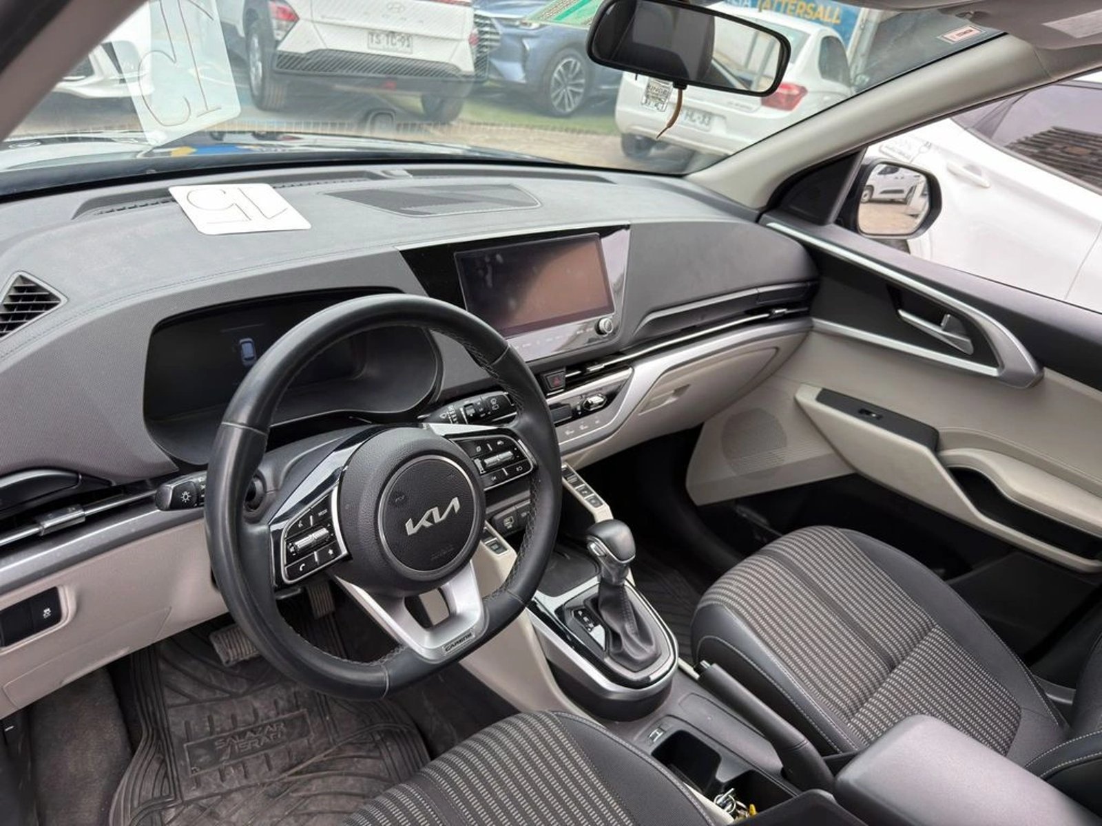 KIA CARENS EX 1.4 AT 7 PASAJEROS 2023 - Imagen 8 de 12