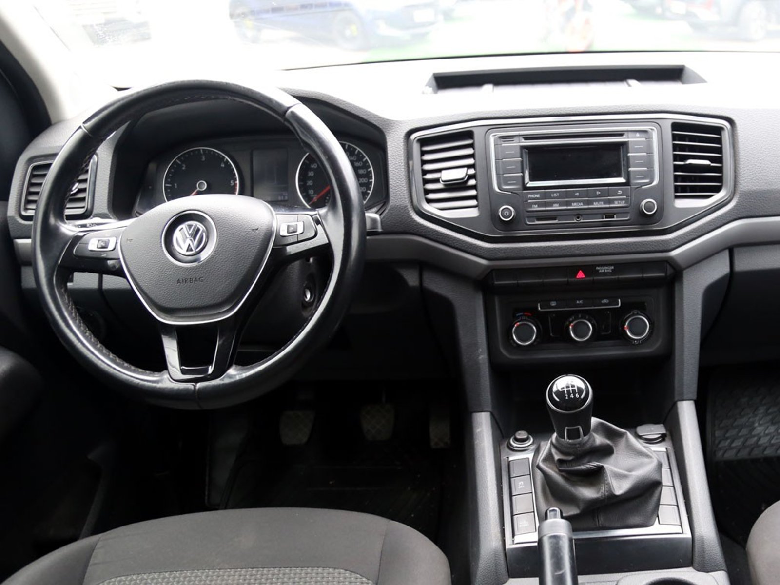Volkswagen AMAROK TRENDLINE 2.0 DIESEL 4X2 T/M 2023 - Imagen 13 de 20