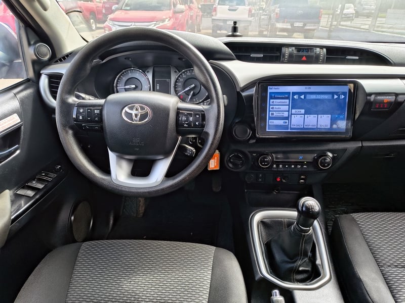Toyota HILUX 2.8 SR Diesel 4x4 T/M 2023 - Imagen 12 de 20