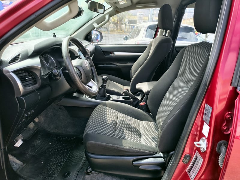 Toyota HILUX 2.8 SR Diesel 4x4 T/M 2023 - Imagen 10 de 20