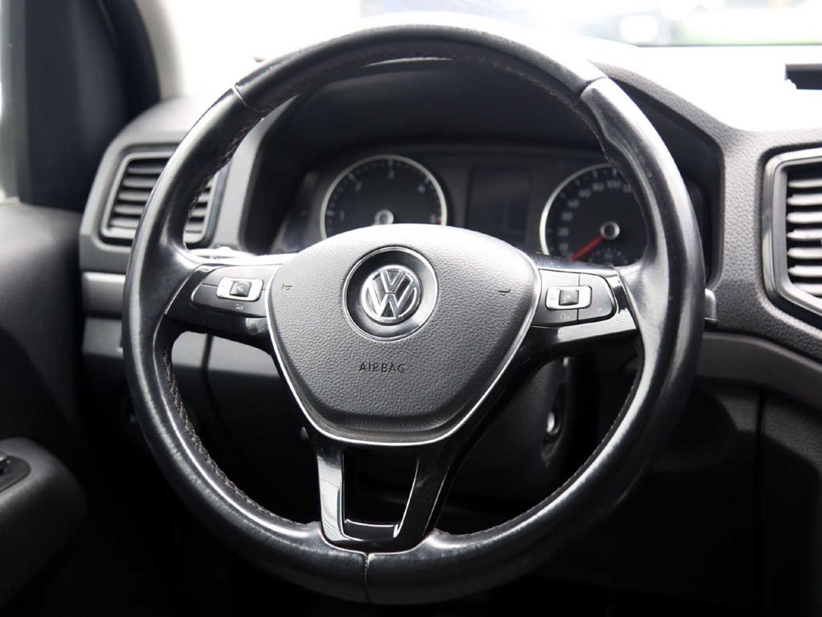 Volkswagen AMAROK TRENDLINE 2.0 DIESEL 4X2 T/M 2023 - Imagen 14 de 20
