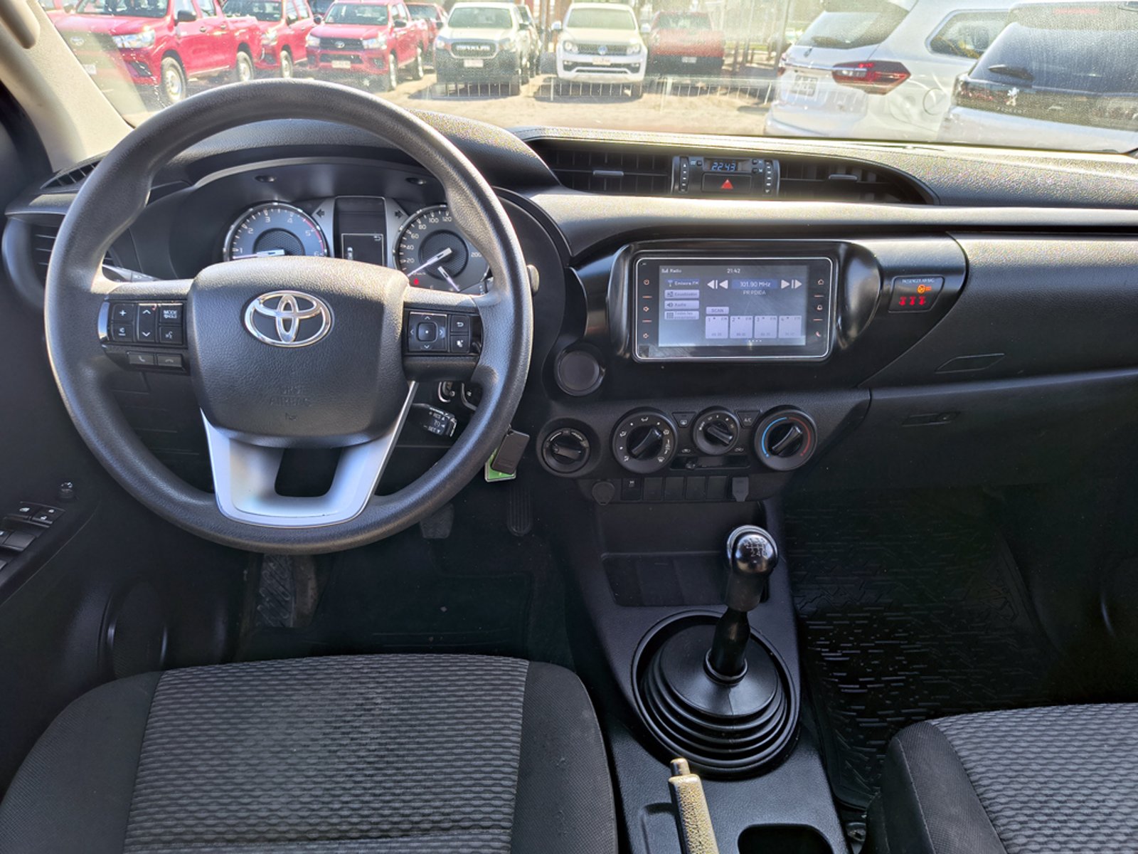 Toyota HILUX 2.4 Diesel 4x4 T/M 2024 - Imagen 19 de 20