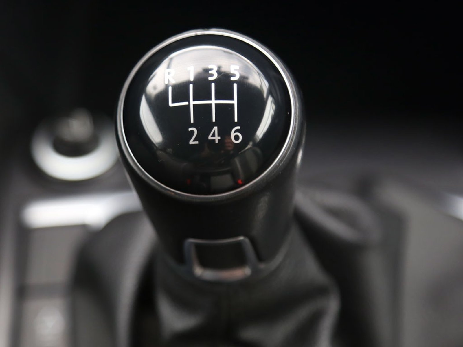 VOLKSWAGEN AMAROK 2.0 TREDLINE 4X4 MT 2023 - Imagen 16 de 20