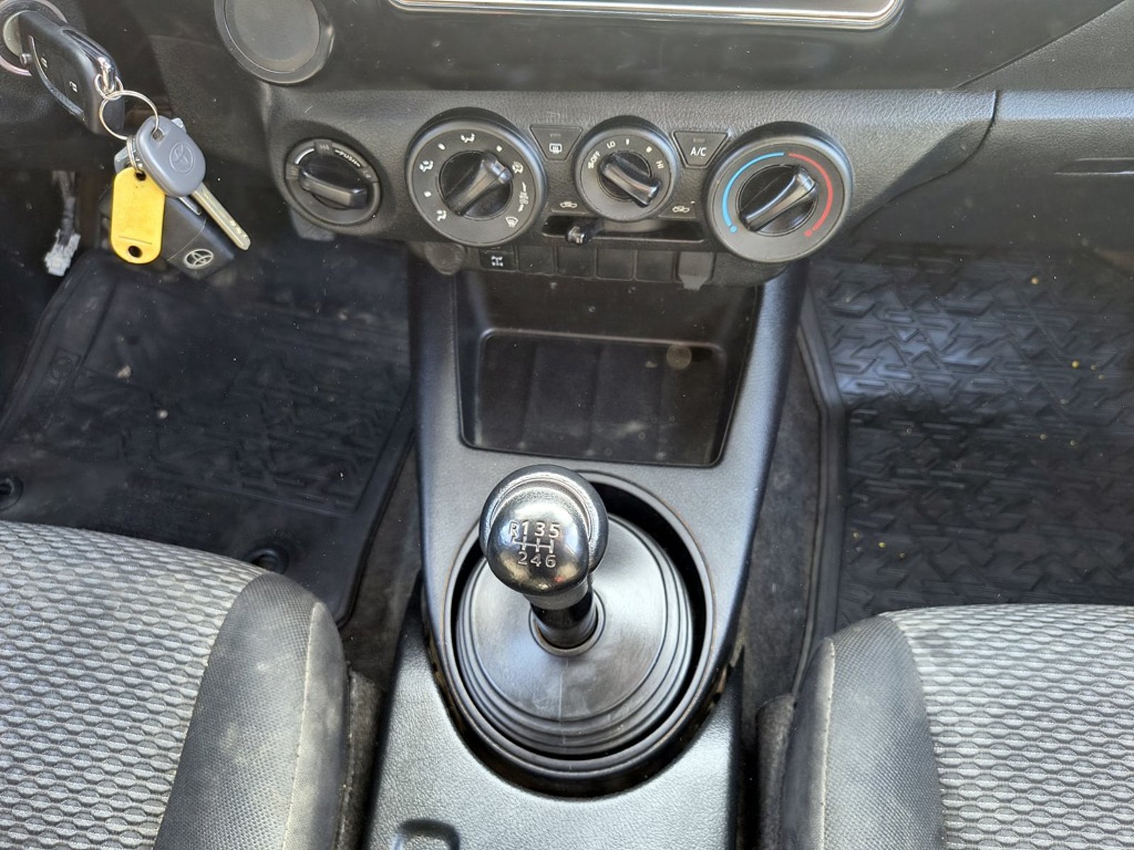 Toyota HILUX HILUX TSS 2.4 Diesel 4X4 T/M 2024 - Imagen 16 de 17