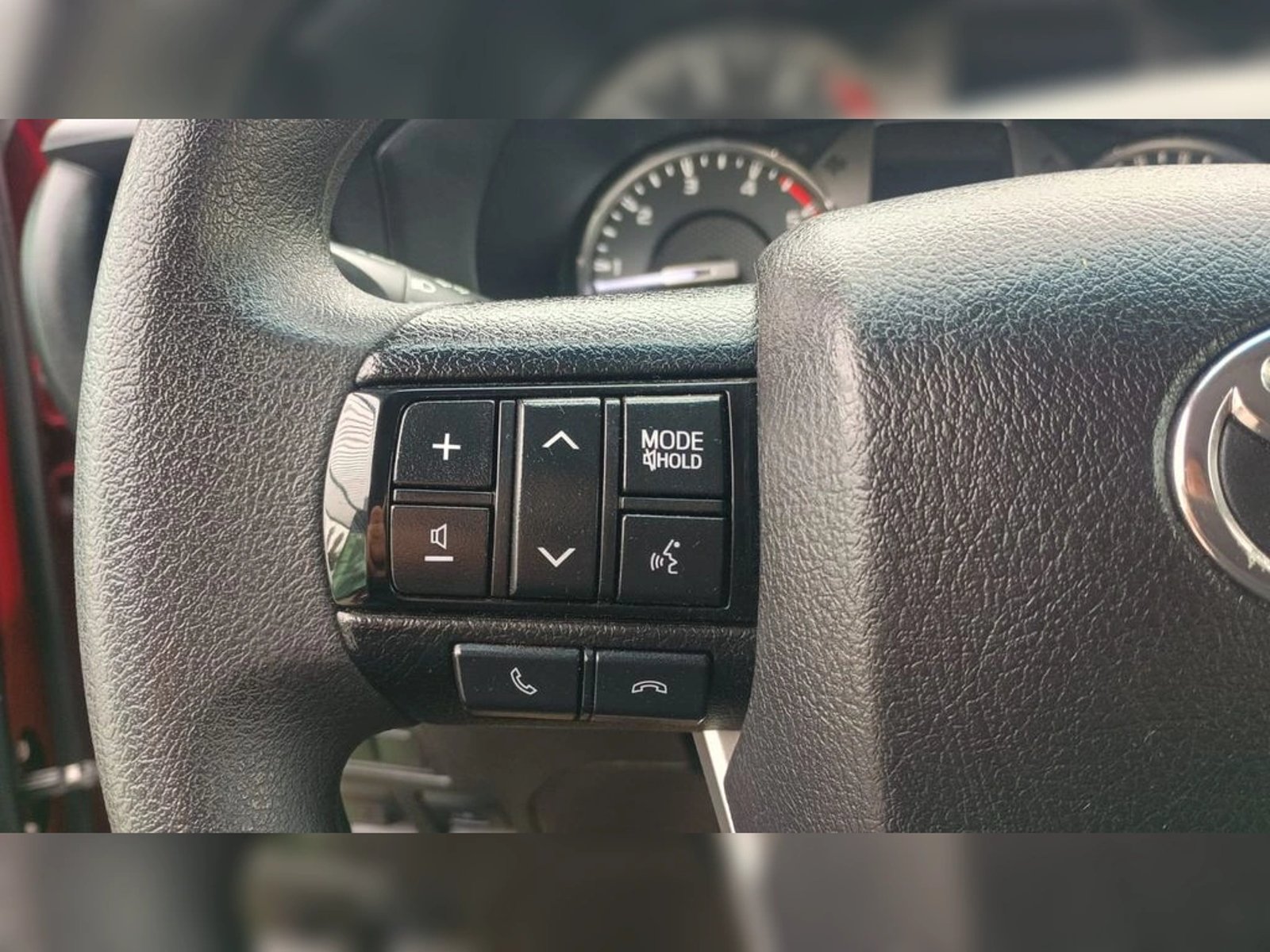 TOYOTA HILUX 2.4 DX DIESEL 4X2 DOB. CAB. MT 4P 2024 - Imagen 12 de 13