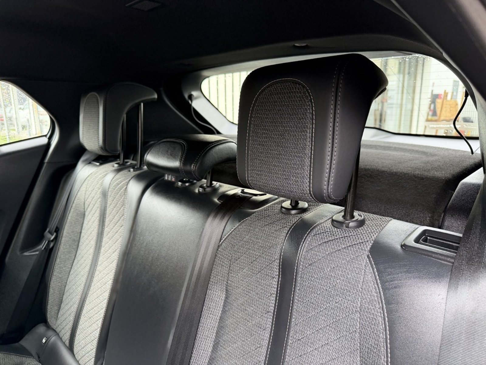 Peugeot 2008 1.5 ALLURE PACK  DIESEL AT 2025 - Imagen 19 de 20