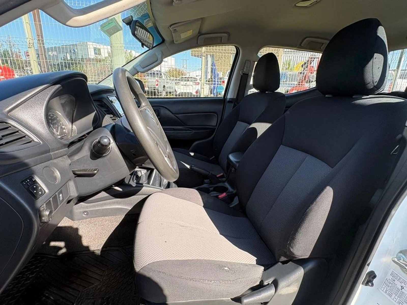 MITSUBISHI L200 KATANA CR 4X2 2023 - Imagen 10 de 12