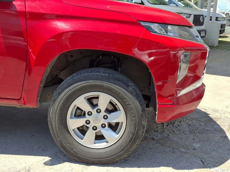 Mitsubishi L200 2.4 KATANA CR 4X2 MT 2023 - Imagen 6 de 20