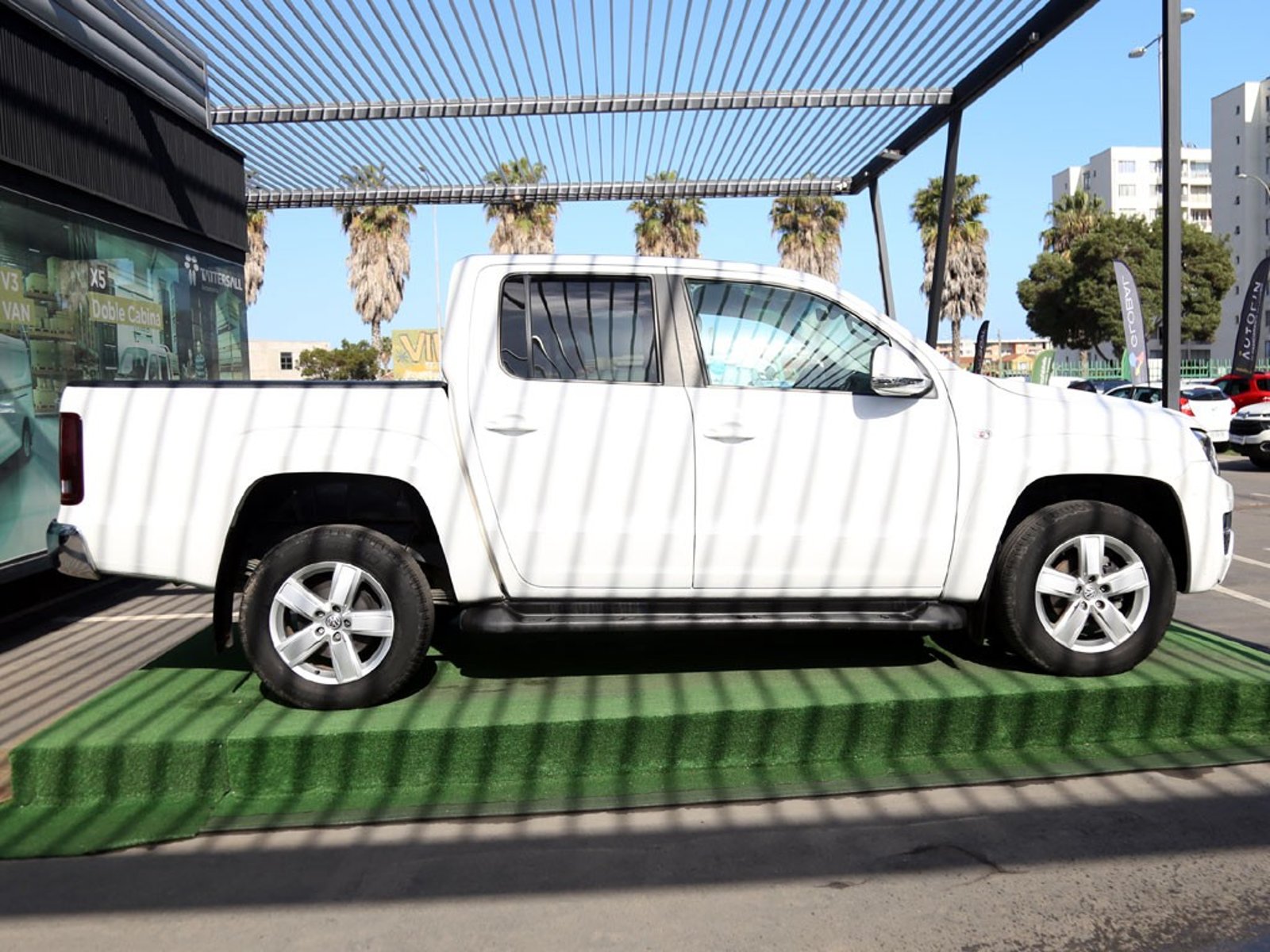 Volkswagen AMAROK 2.0 HIGHLINE DIESEL 4MOTION 2023 - Foto 4 de 19