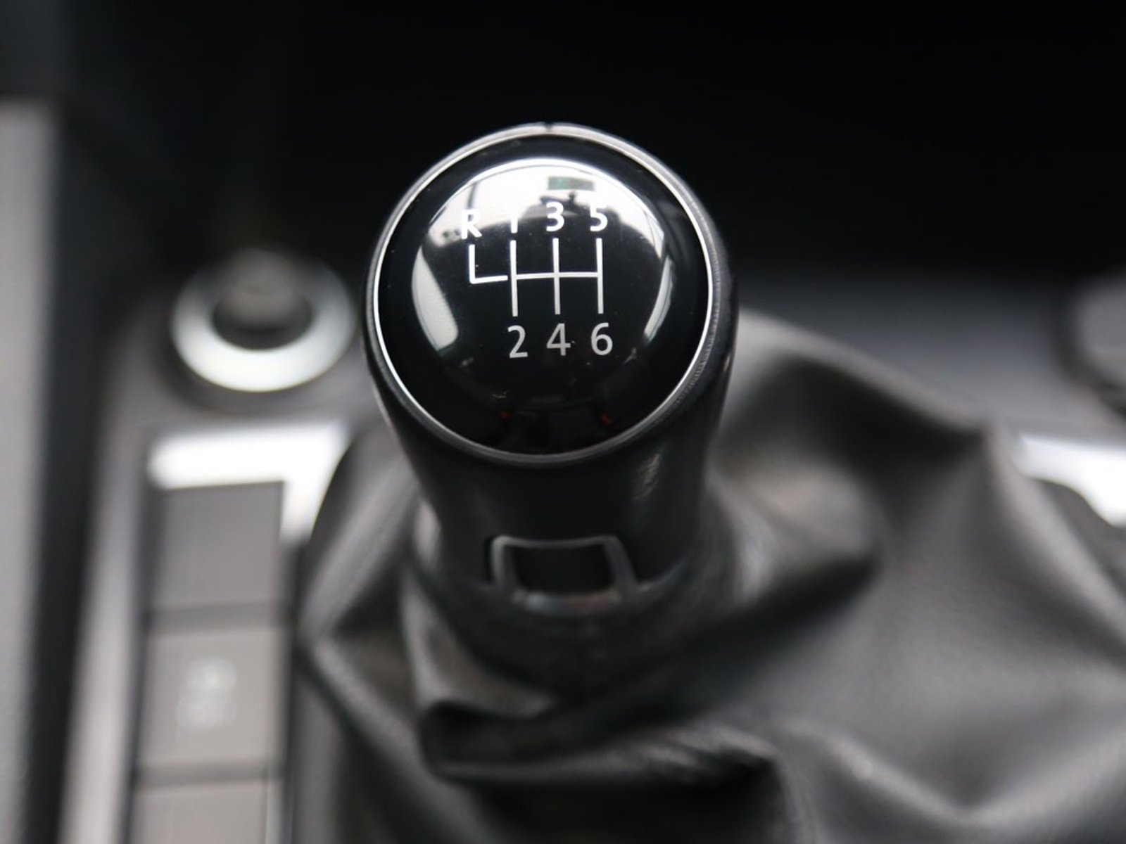 Volkswagen AMAROK TRENDLINE 2.0 DIESEL 4X2 T/M 2023 - Imagen 17 de 20