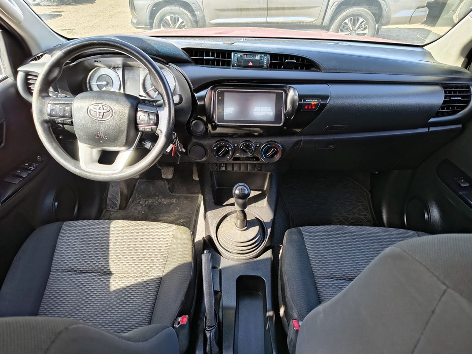 TOYOTA HILUX 2.4 DX 4X2 DIESEL MT 2023 - Imagen 14 de 18
