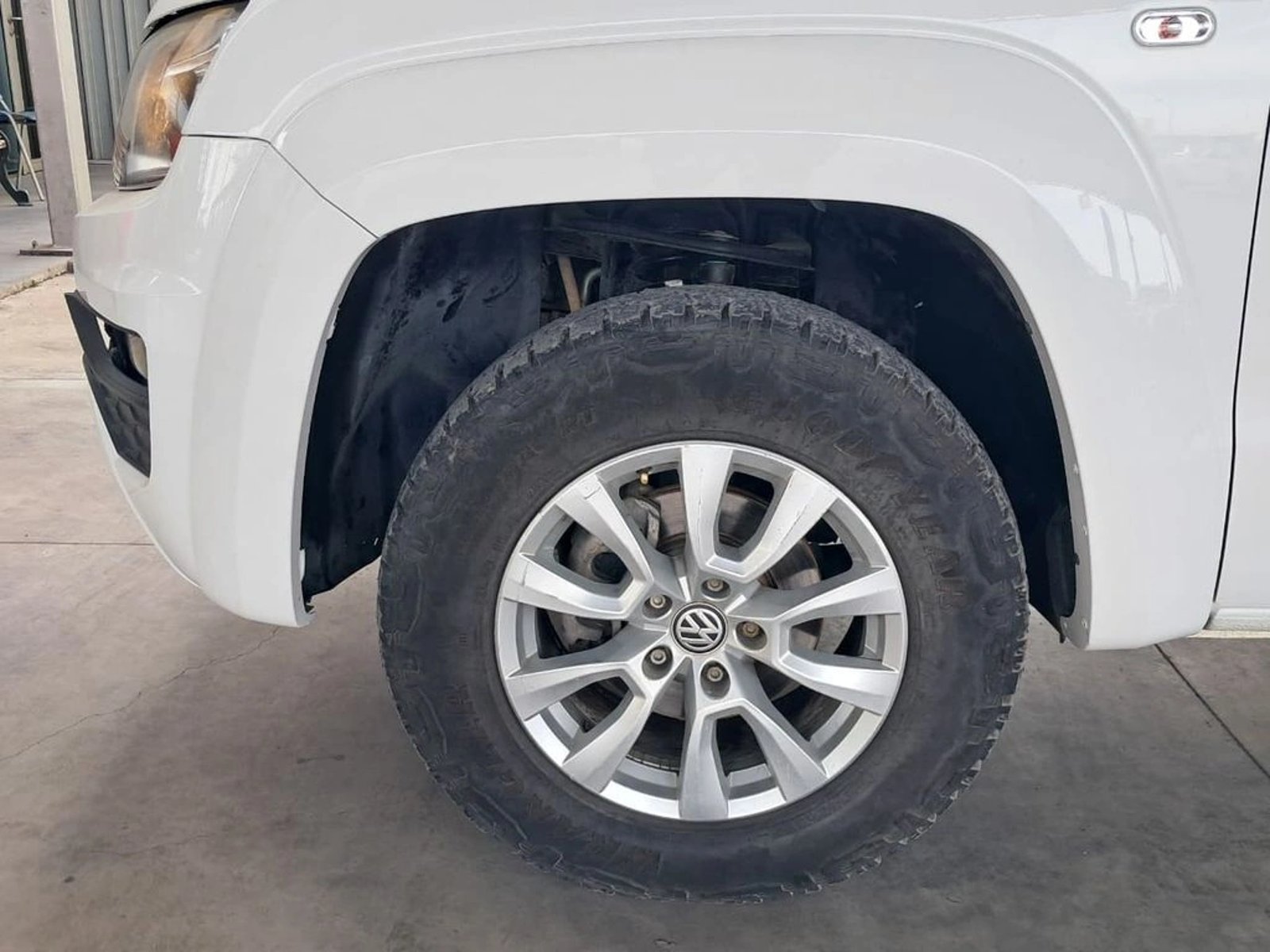 VOLKSWAGEN AMAROK TRENDLINE 2.0 4X4 MT 2023 - Imagen 10 de 19