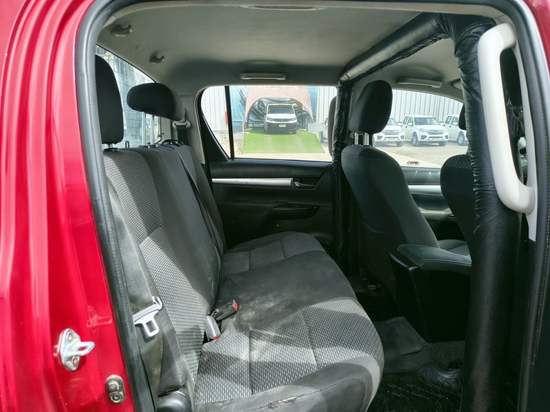 Toyota HILUX 2.8 SR Diesel 4x4 T/M 2023 - Imagen 19 de 20