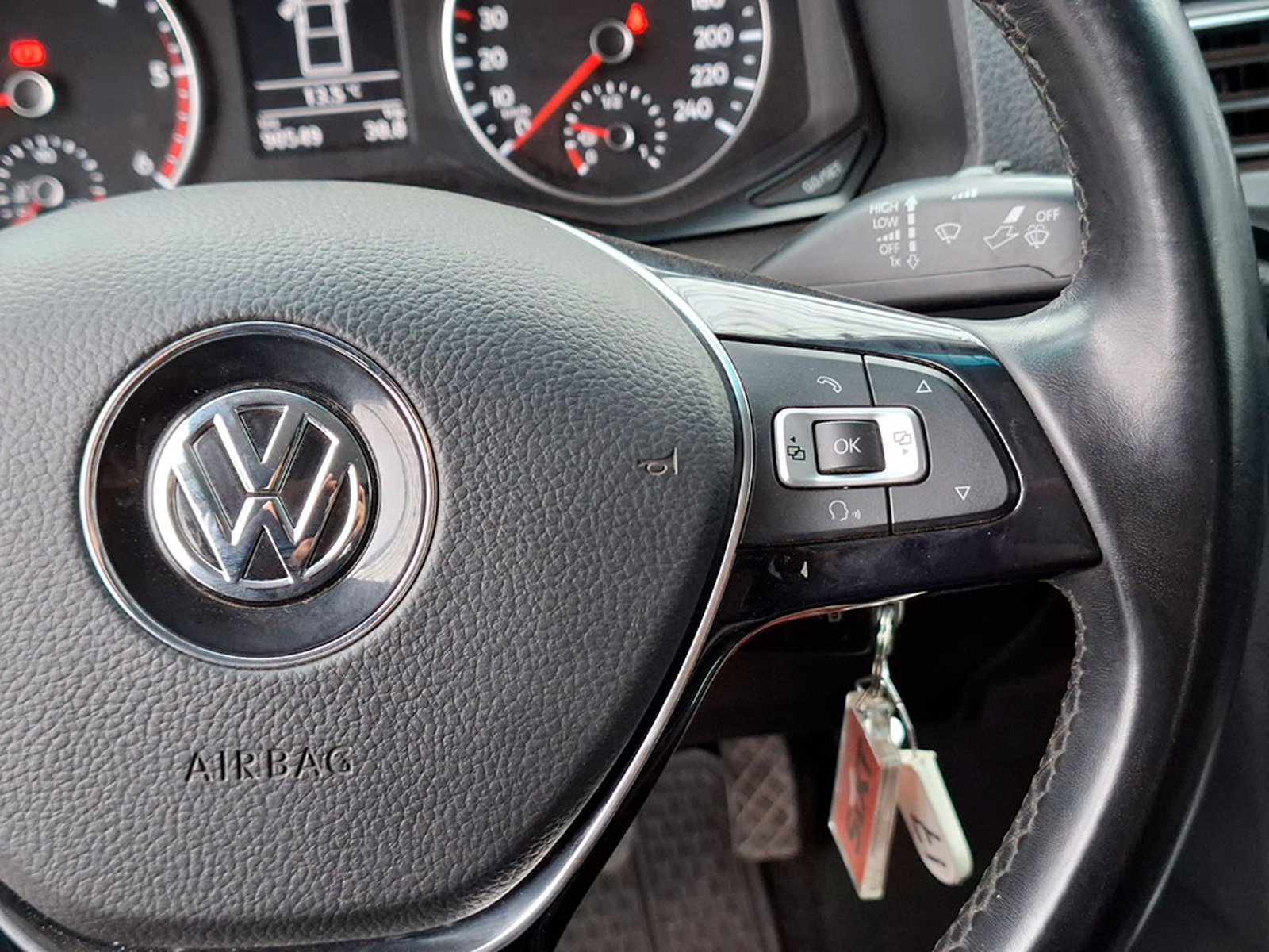 VOLKSWAGEN AMAROK 2.0 TRENDLINE 2023 - Imagen 12 de 20