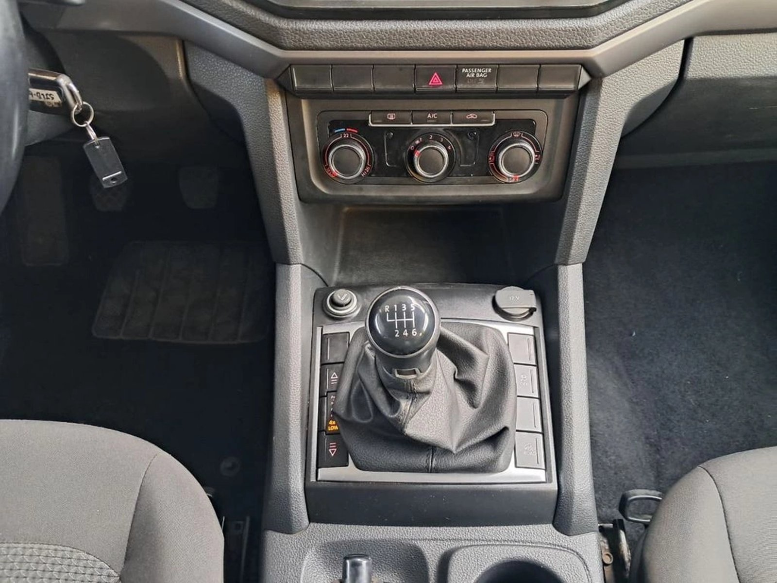 VOLKSWAGEN AMAROK TRENDLINE 2.0 4X4 MT 2023 - Imagen 17 de 19