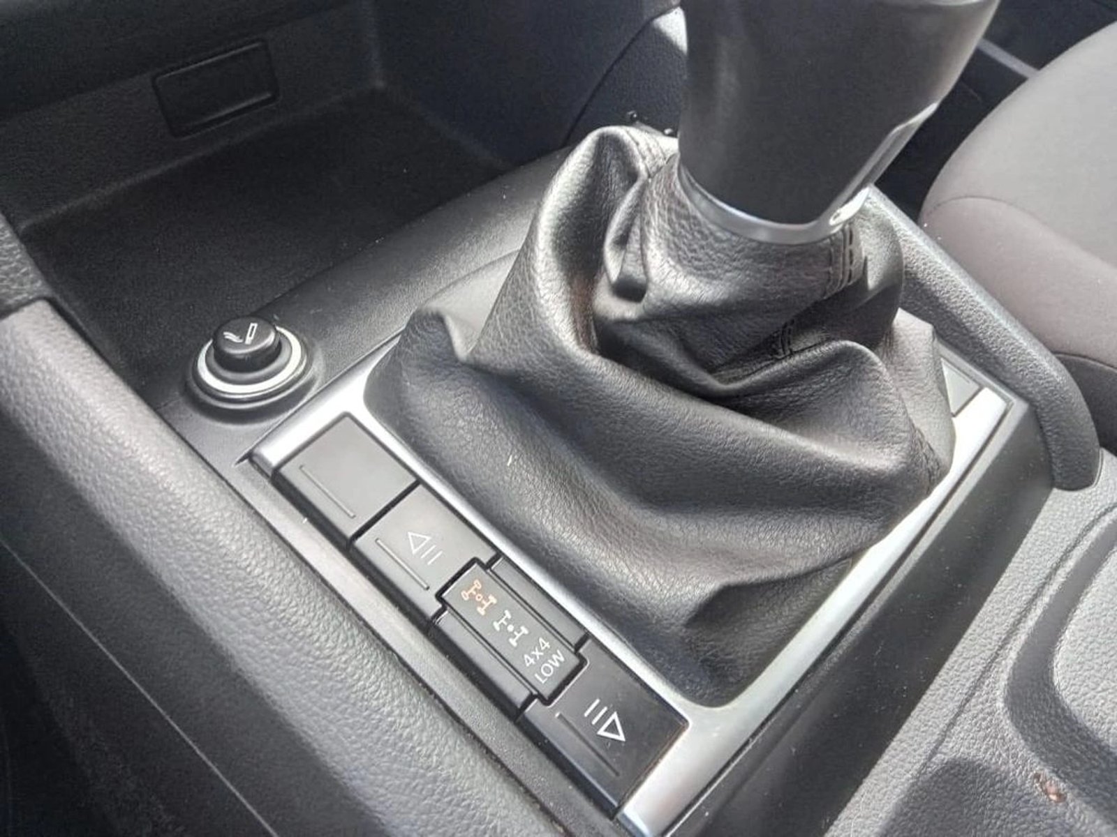 VOLKSWAGEN AMAROK TRENDLINE 2.0 4X4 2023 - Imagen 4 de 6