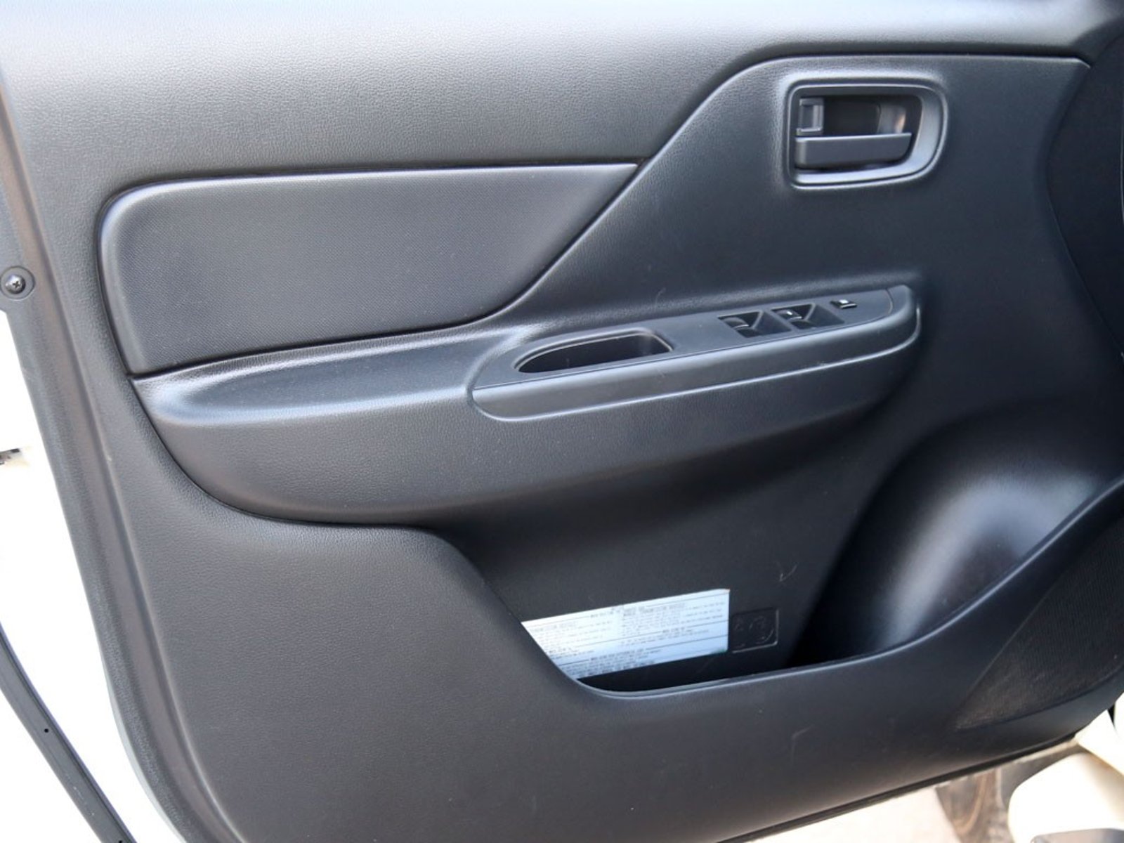 Mitsubishi L200 2.2T KATANA CRT 4X4 MT 2024 - Imagen 17 de 20