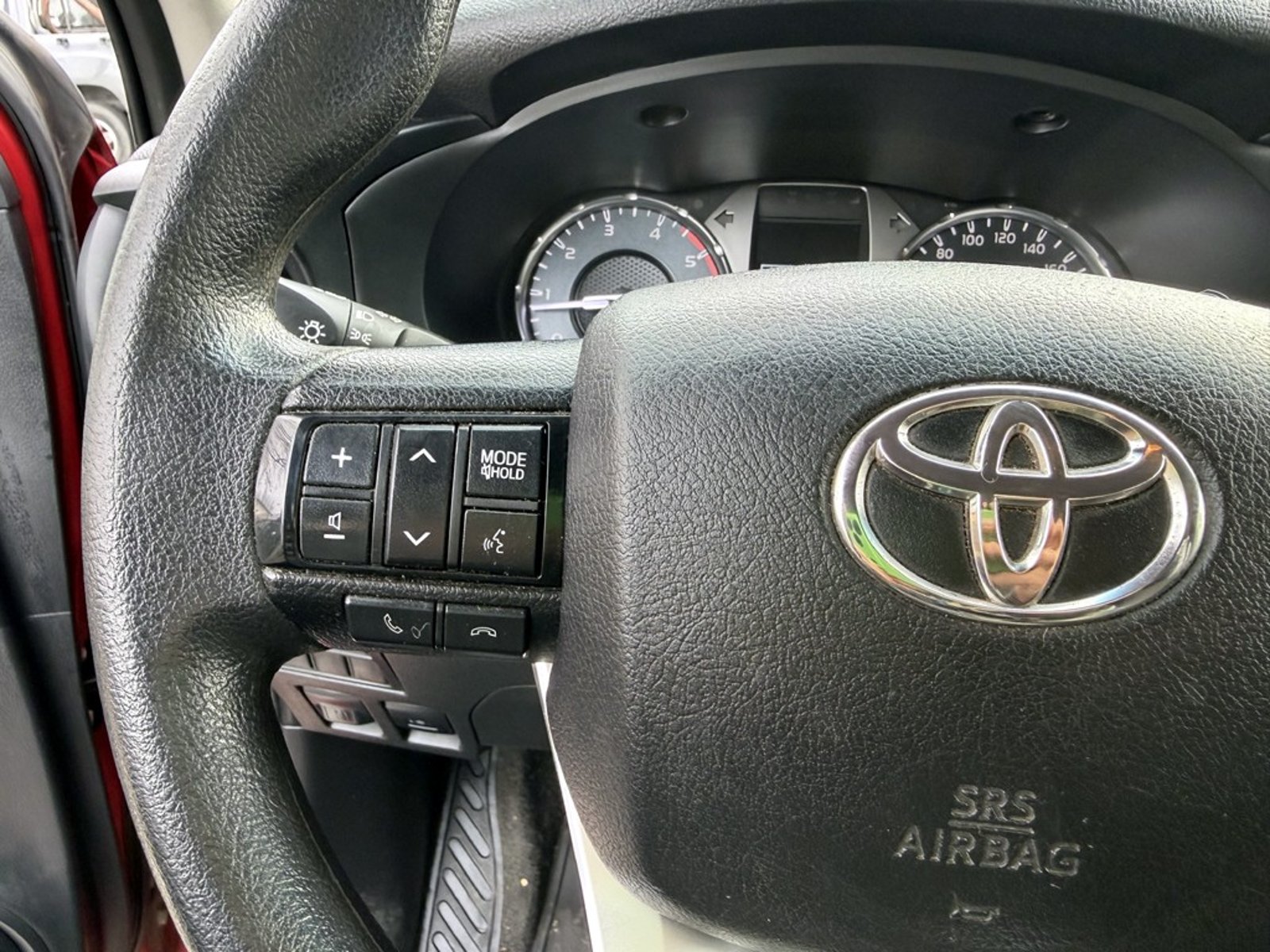 TOYOTA HILUX 2.4 DX 4X4 MT 2022 - Imagen 18 de 20