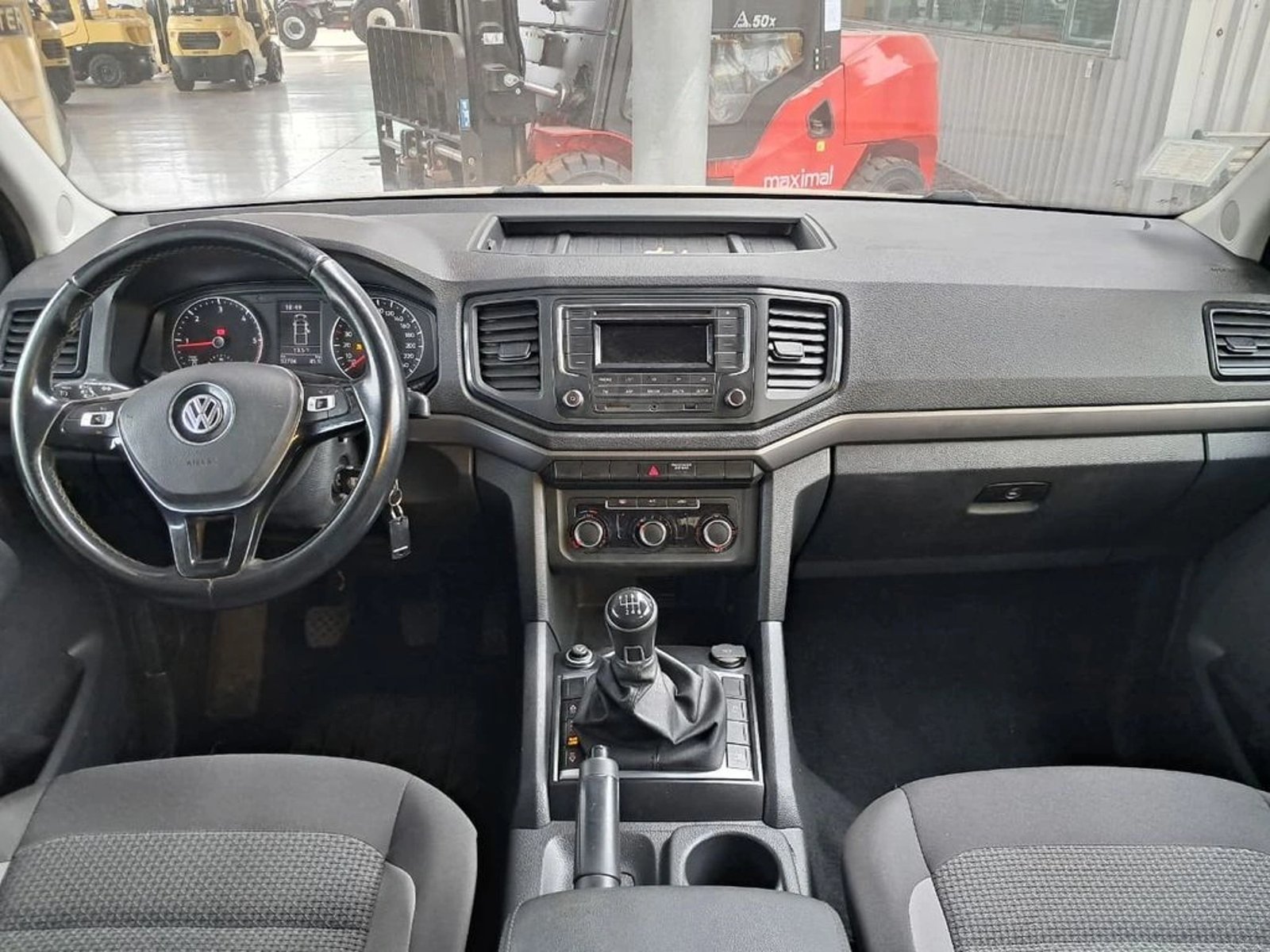 VOLKSWAGEN AMAROK TRENDLINE 2.0 4X4 MT 2023 - Imagen 16 de 19