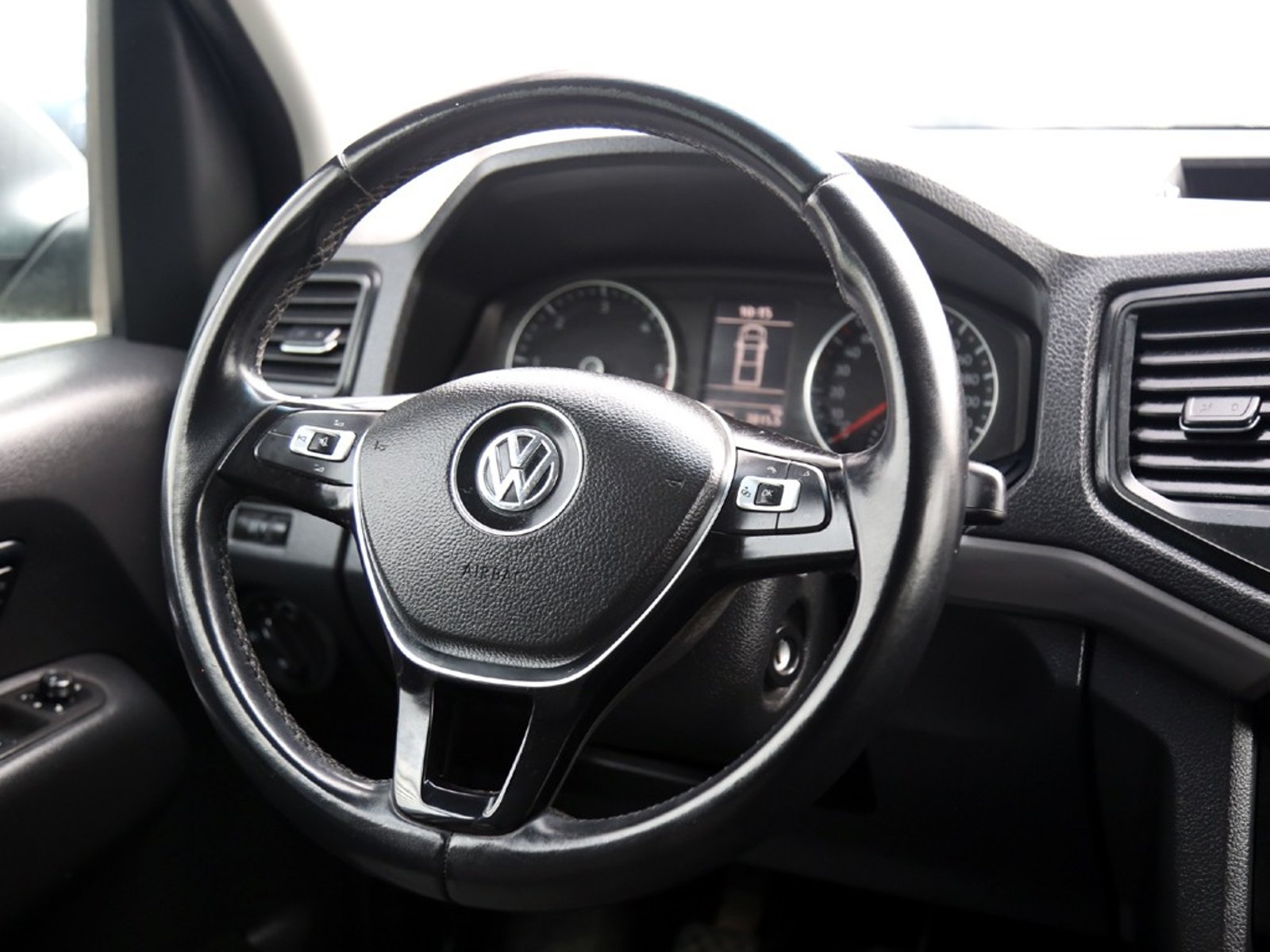 Volkswagen AMAROK TRENDLINE 4X2 2.0 MT 2023 - Imagen 16 de 20