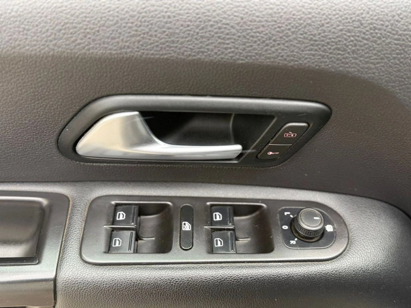 VOLKSWAGEN AMAROK 2.0 TRENDLINE 4X2 MT 2023 - Imagen 13 de 18