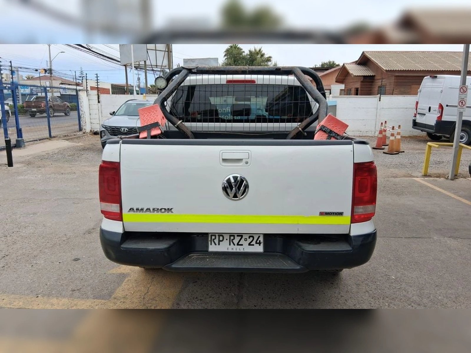 VOLKSWAGEN AMAROK 2.0 TRENDLINE DIESEL 4MOTION 4X4 DOB. CAB. MT 4P 2022 - Imagen 6 de 19