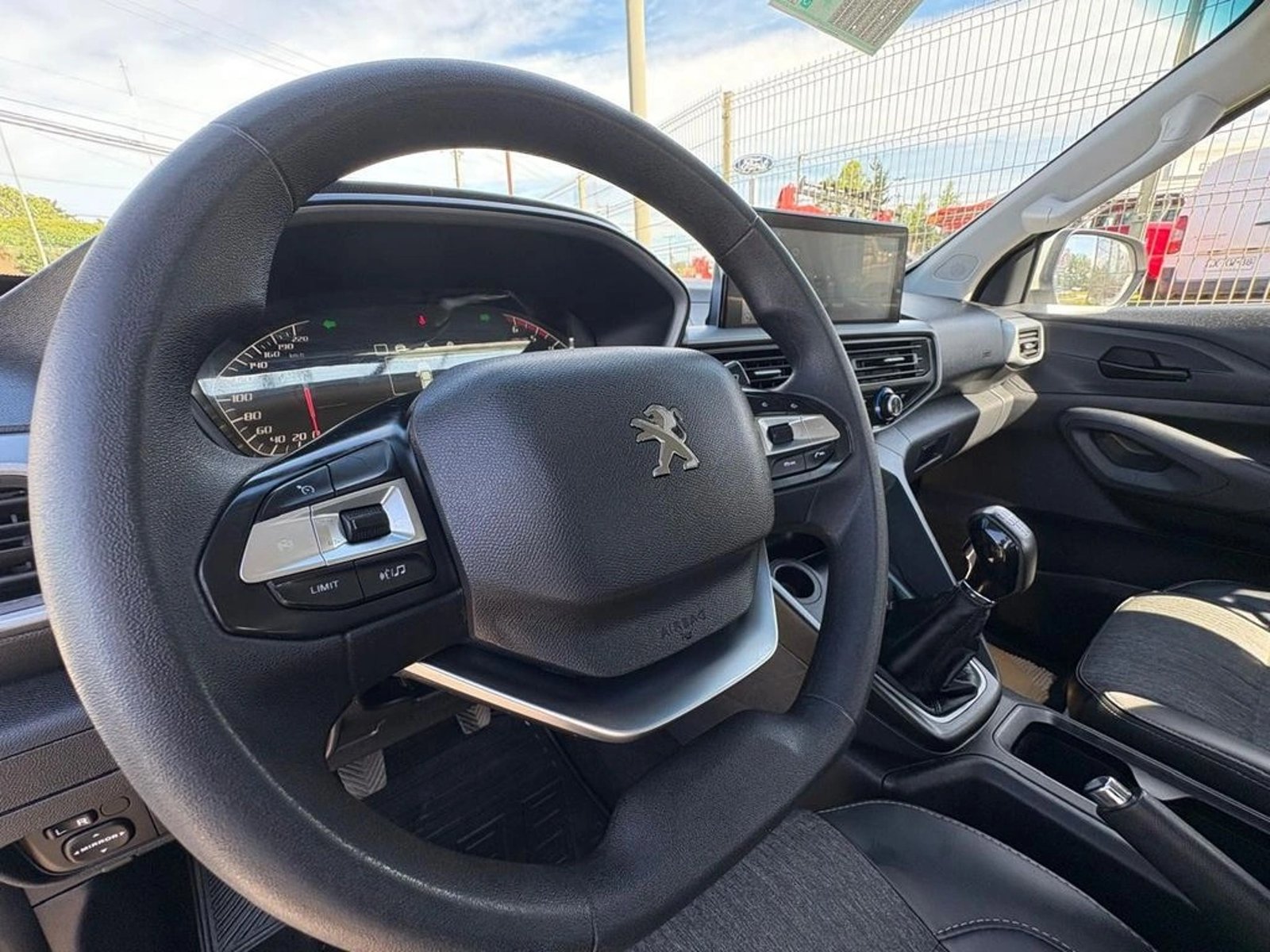 PEUGEOT LANDTREK 4X2 1.9 MT 2023 - Imagen 9 de 12