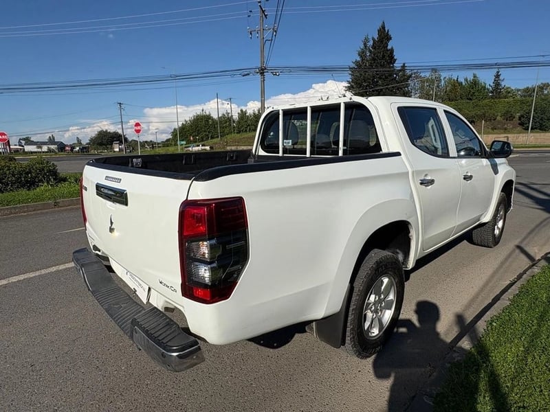 Mitsubishi L200 CR KATANA 4X2 2023 - Imagen 6 de 12