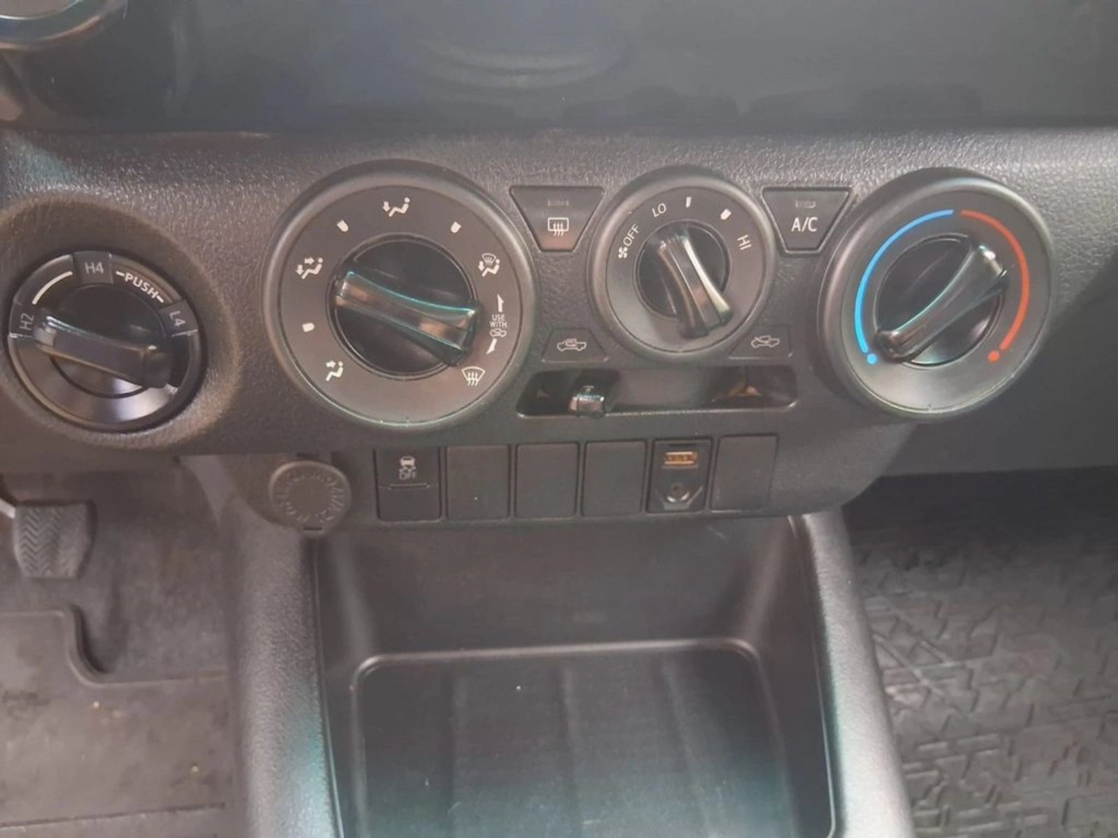 TOYOTA HILUX 2.4 DX DC 6MT 4X4 2022 - Imagen 12 de 15