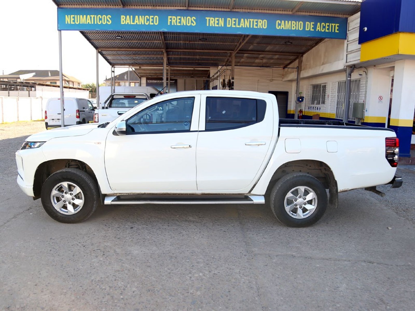 Mitsubishi L200 2.2T KATANA CRT 4X4 MT 2024 - Imagen 8 de 20