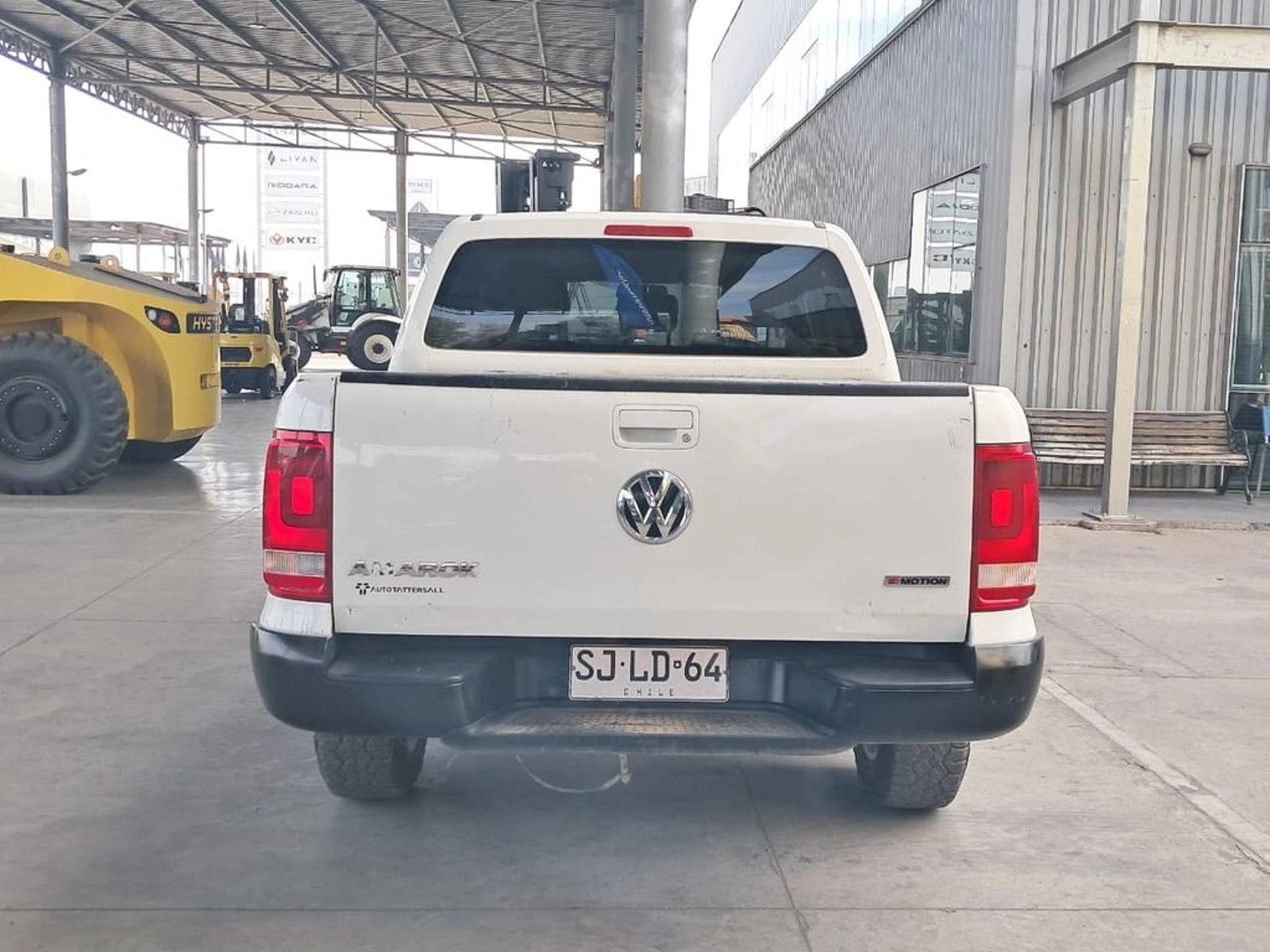 VOLKSWAGEN AMAROK TRENDLINE 2.0 4X4 MT 2023 - Imagen 7 de 19