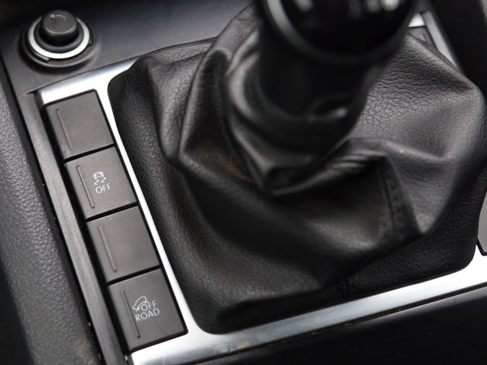 Volkswagen AMAROK TRENDLINE 2.0 DIESEL 4X2 T/M 2023 - Imagen 16 de 20