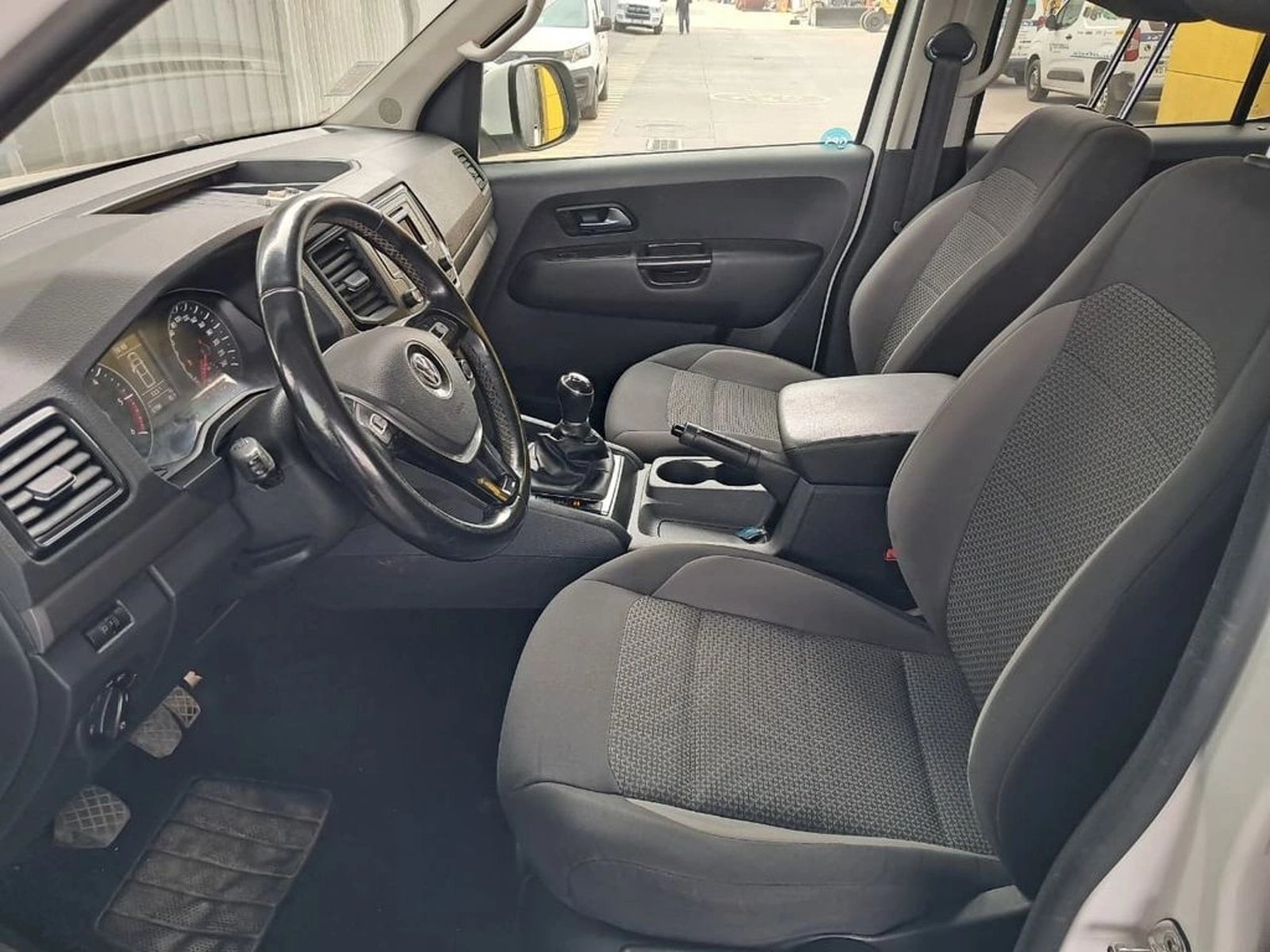 VOLKSWAGEN AMAROK TRENDLINE 2.0 4X4 MT 2023 - Imagen 13 de 19