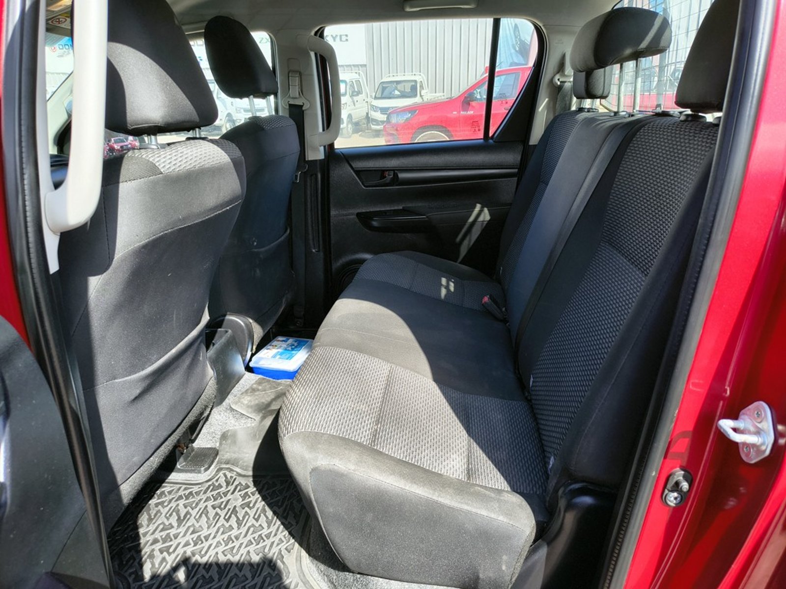 TOYOTA HILUX 2.4 DX 4X2 DIESEL MT 2023 - Imagen 13 de 18
