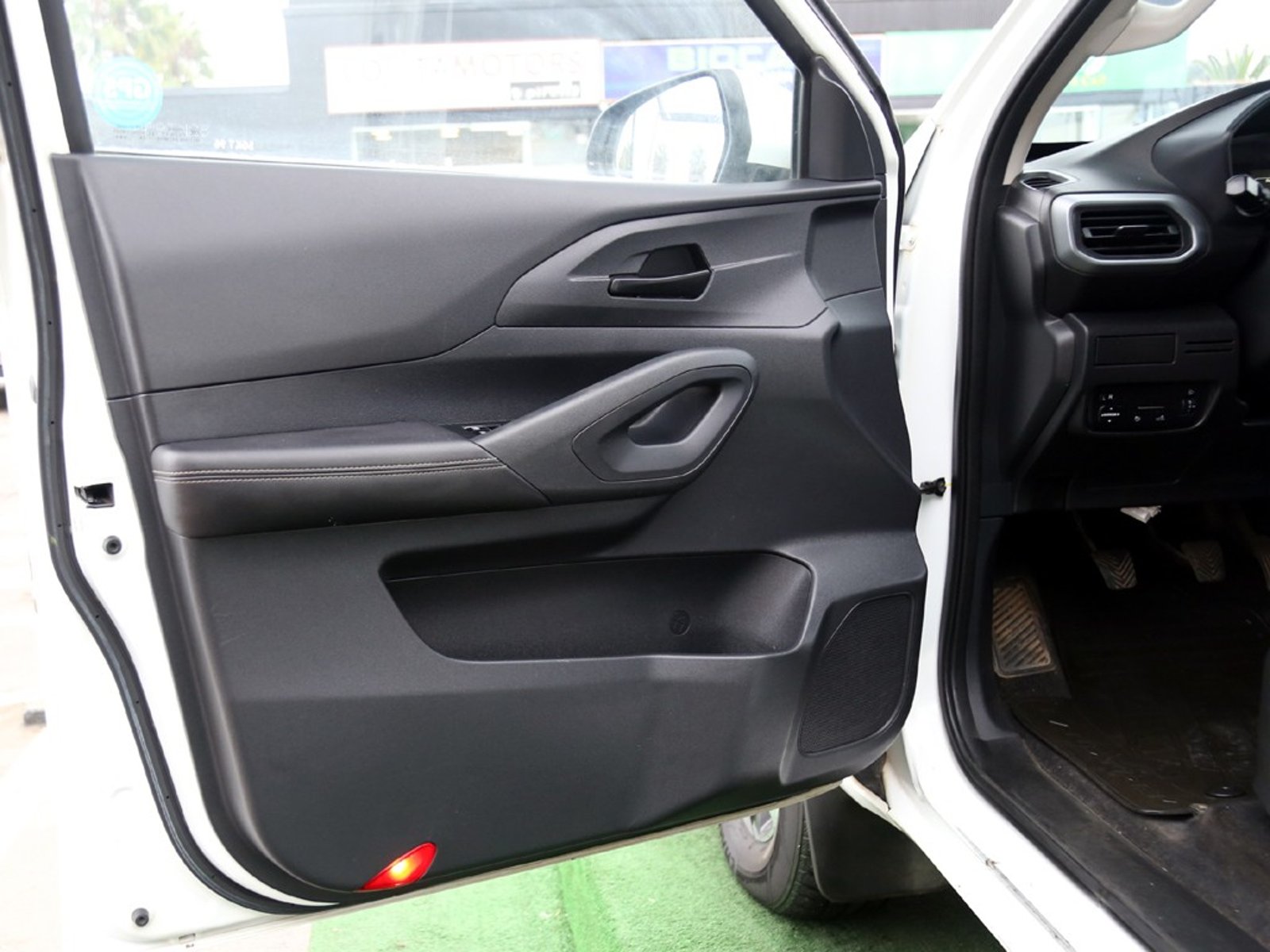 PEUGEOT LANDTREK 1.9 HDI 150 2023 - Imagen 11 de 20
