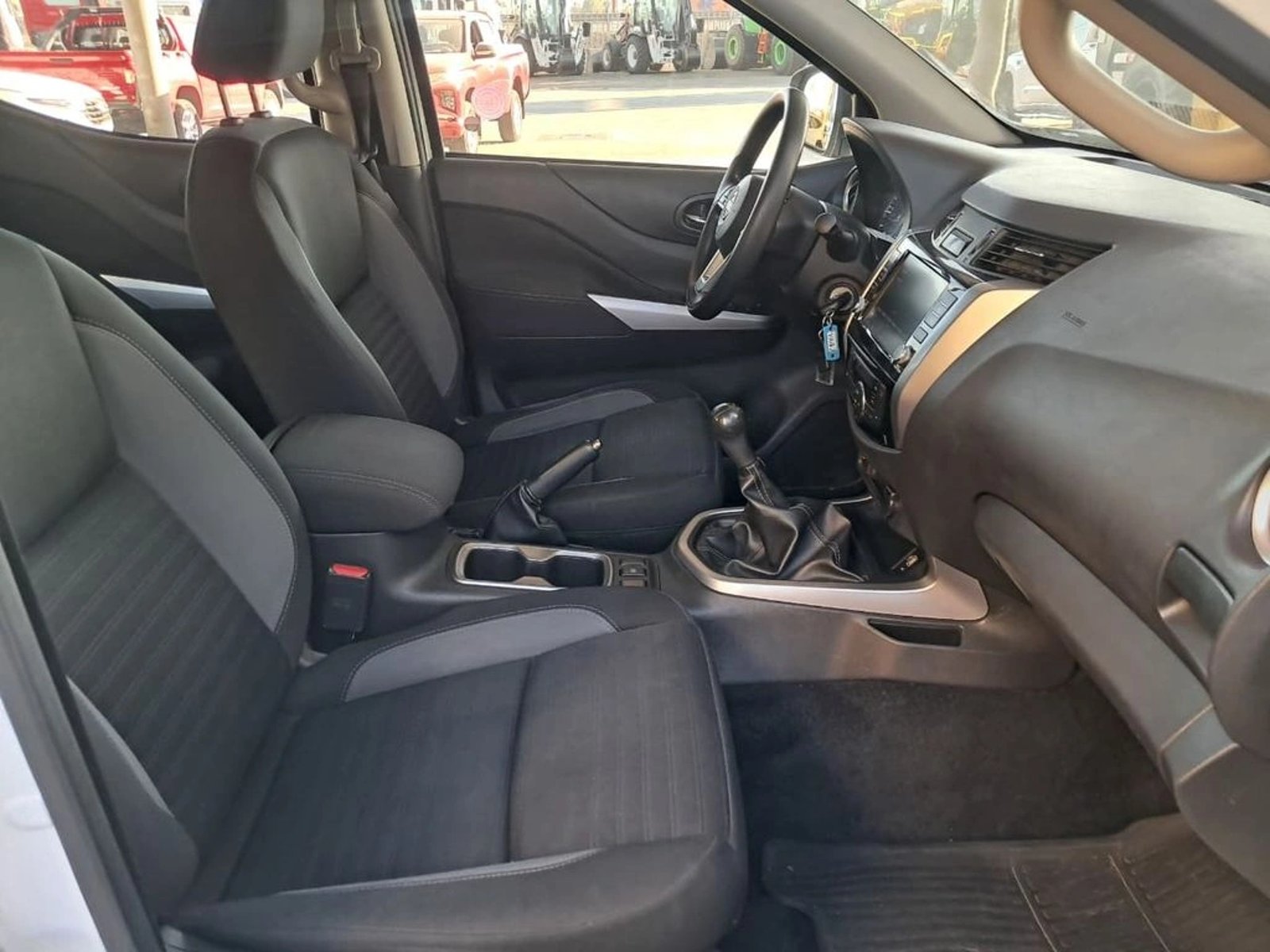 NISSAN NAVARA XE 2.3 4X2 MT DIESEL 2024 - Imagen 15 de 20