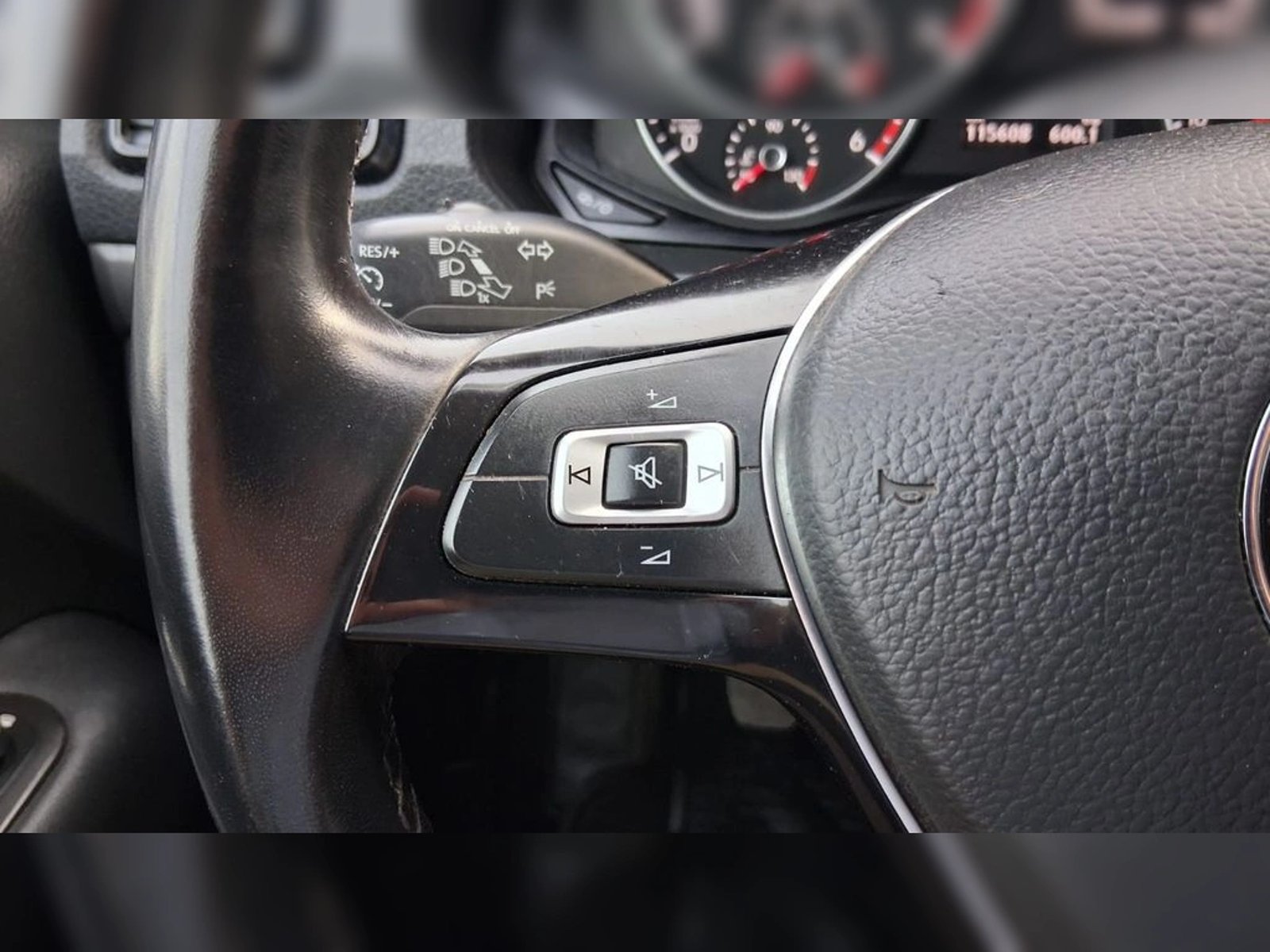 VOLKSWAGEN AMAROK 2.0 TRENDLINE  MT 4X4 DIESEL 2023 - Imagen 11 de 19