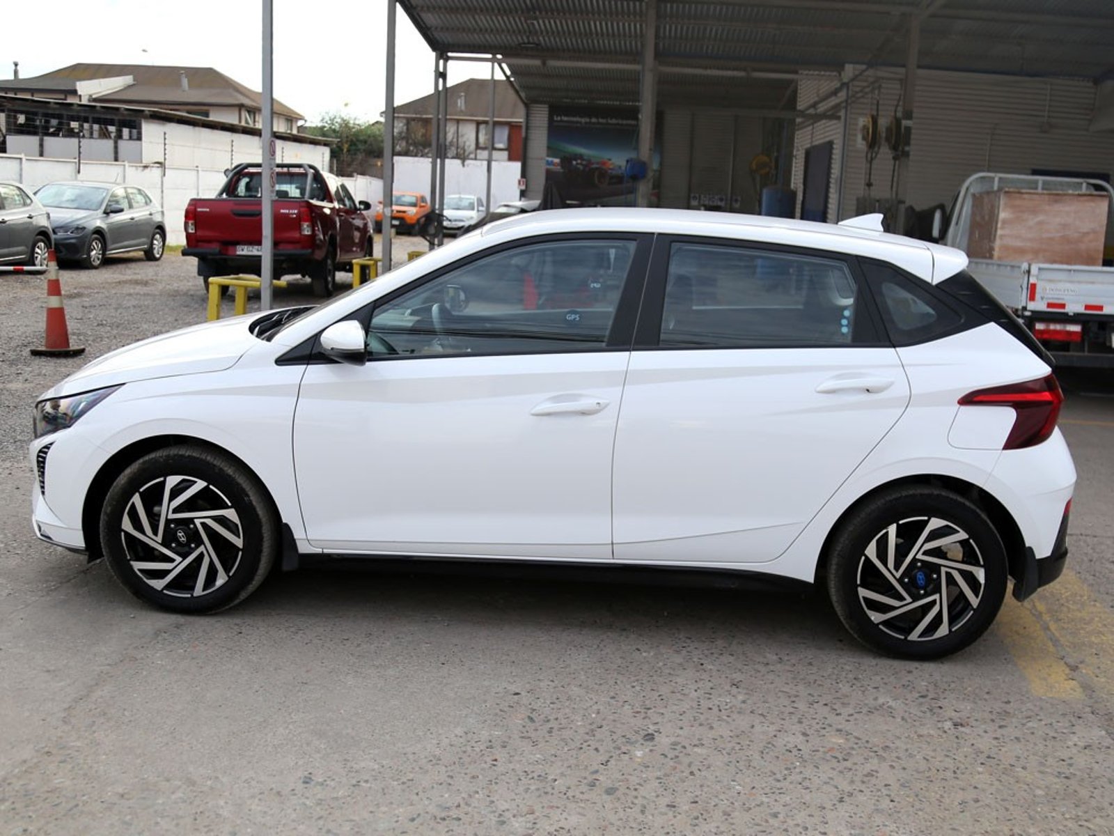 HYUNDAI I20 1.4 PLUS FL BI3 4X2 HB MT 5P 2025 - Imagen 8 de 20