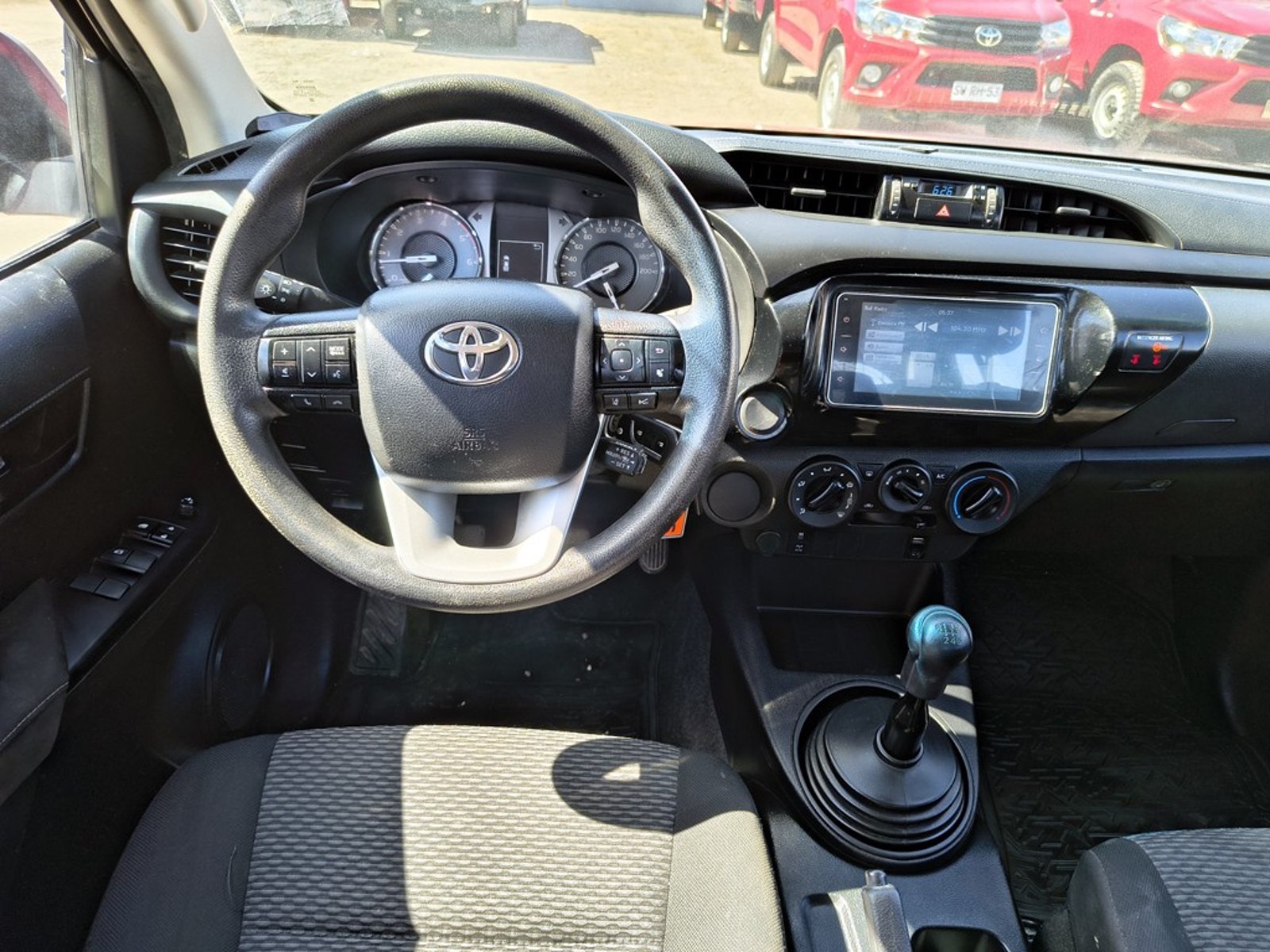 TOYOTA HILUX 2.4 DX 4X2 DIESEL MT 2023 - Imagen 18 de 19