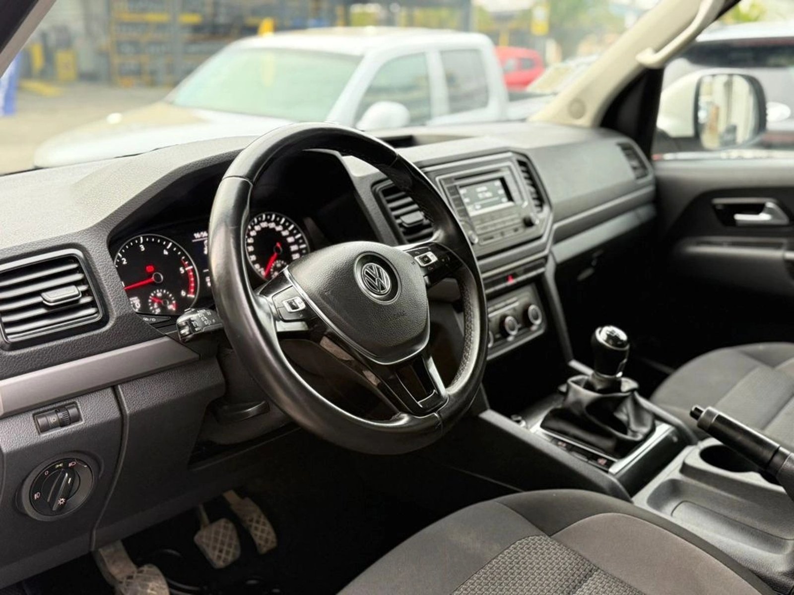 VOLKSWAGEN AMAROK 2.0 TRENDLINE 4X2 MT 2023 - Imagen 8 de 18