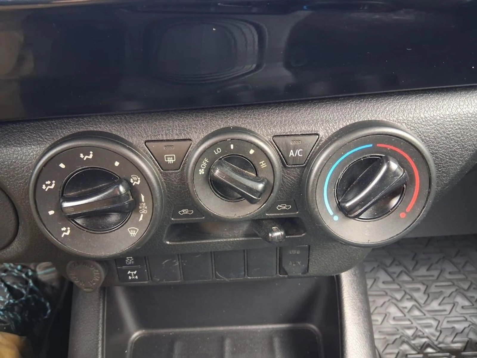 TOYOTA HILUX 2.4 DX DIESEL 4X2 DOB. CAB. MT 4P 2022 - Imagen 15 de 19