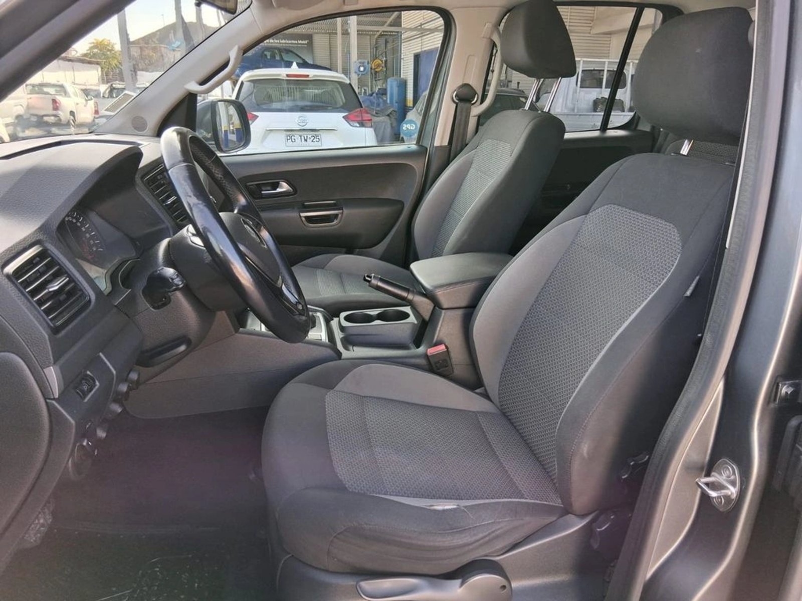 VOLKSWAGEN AMAROK 2.0 COMFORTLINE TDI DOHC 4X4 2.0 AT 2023 - Imagen 18 de 20