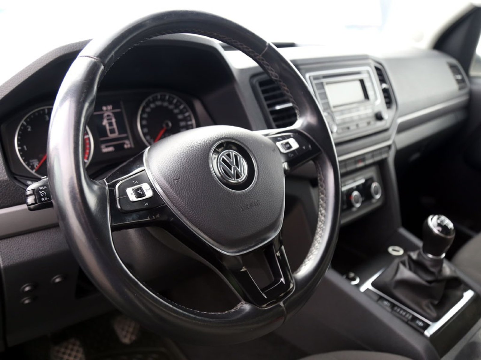 VOLKSWAGEN AMAROK 2.0 TREDLINE 4X4 MT 2023 - Imagen 12 de 20
