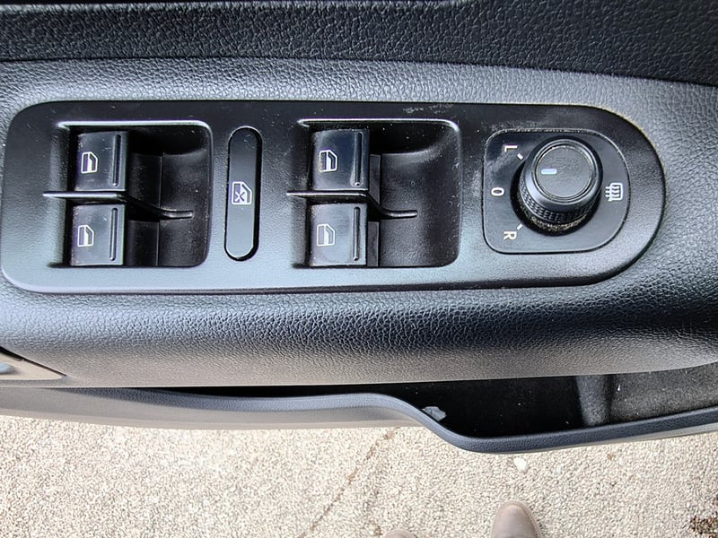 Volkswagen AMAROK 2.0 Diesel 4x2 T/M TRENDLINE 2023 - Imagen 7 de 20